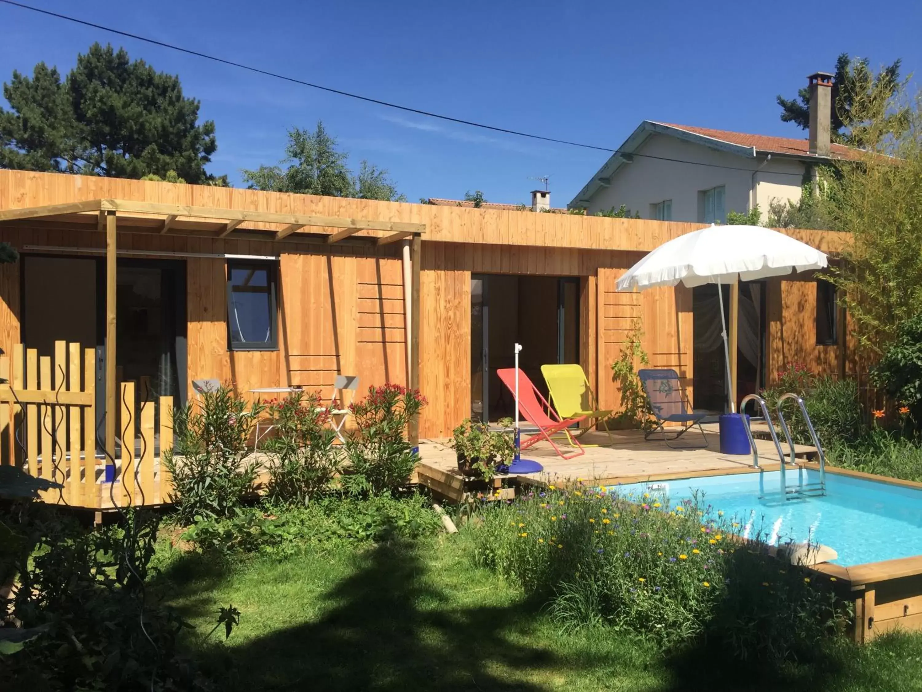 Property building, Swimming Pool in Un temps pour le rêve