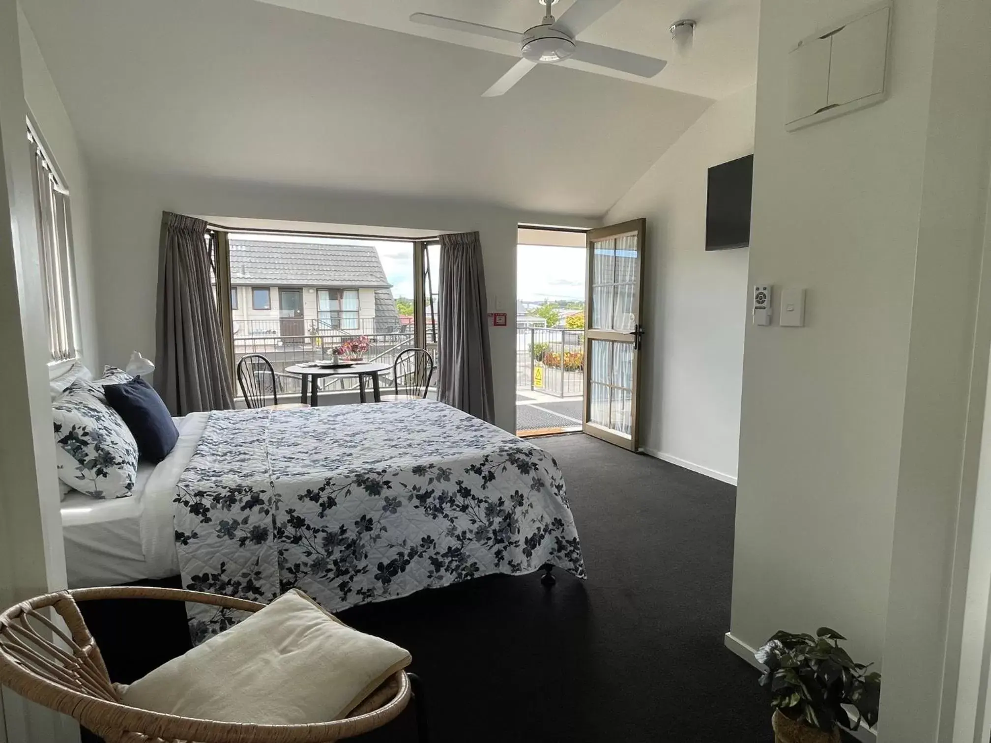 Photo of the whole room, Bed in Colonial Motel