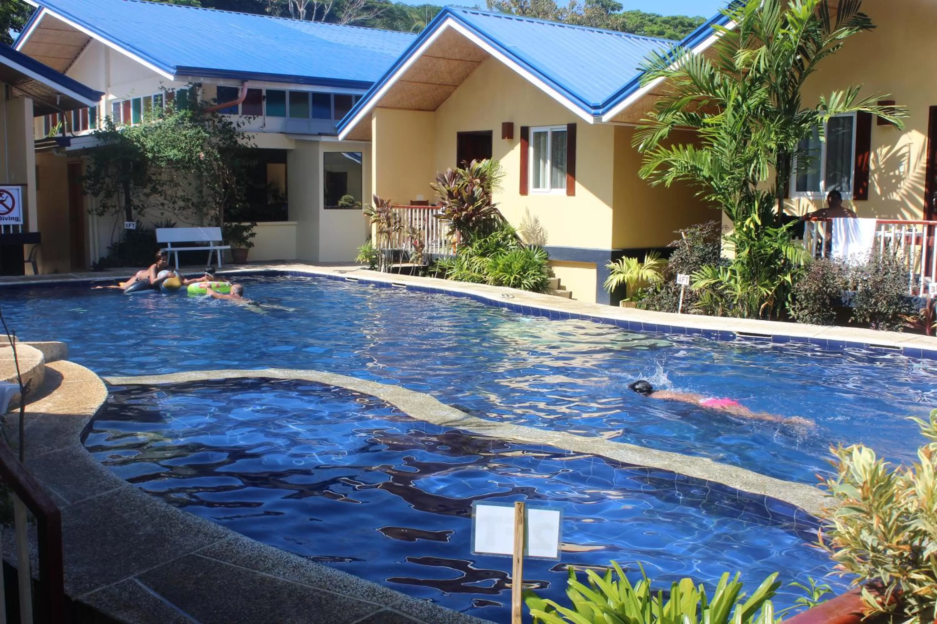 Swimming pool in Blue Lagoon Inn & Suites