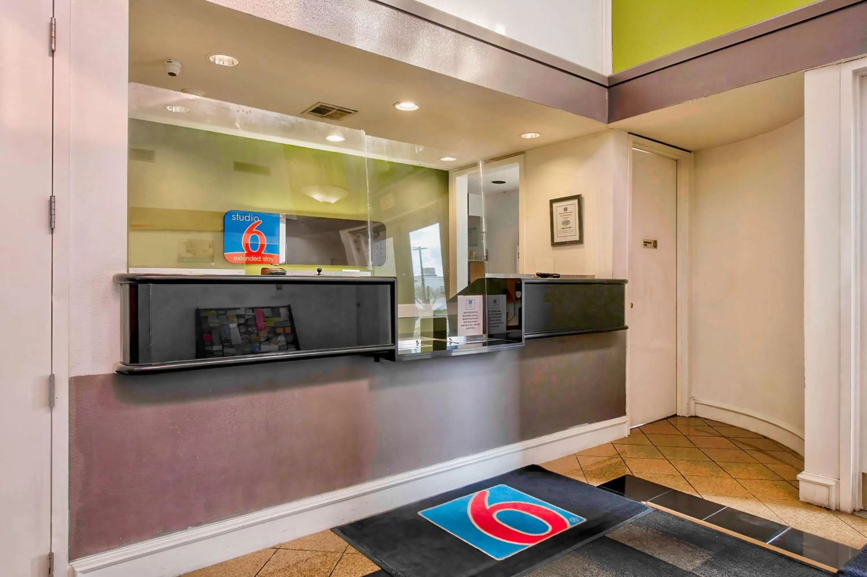 Lobby or reception in Studio 6-San Antonio, TX - Airport