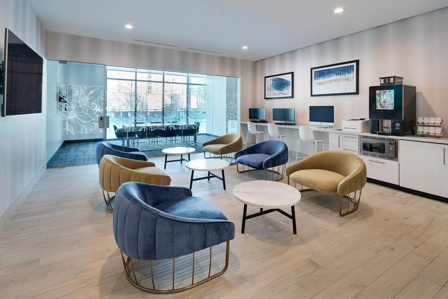 Business facilities in Level Chicago - Old Town