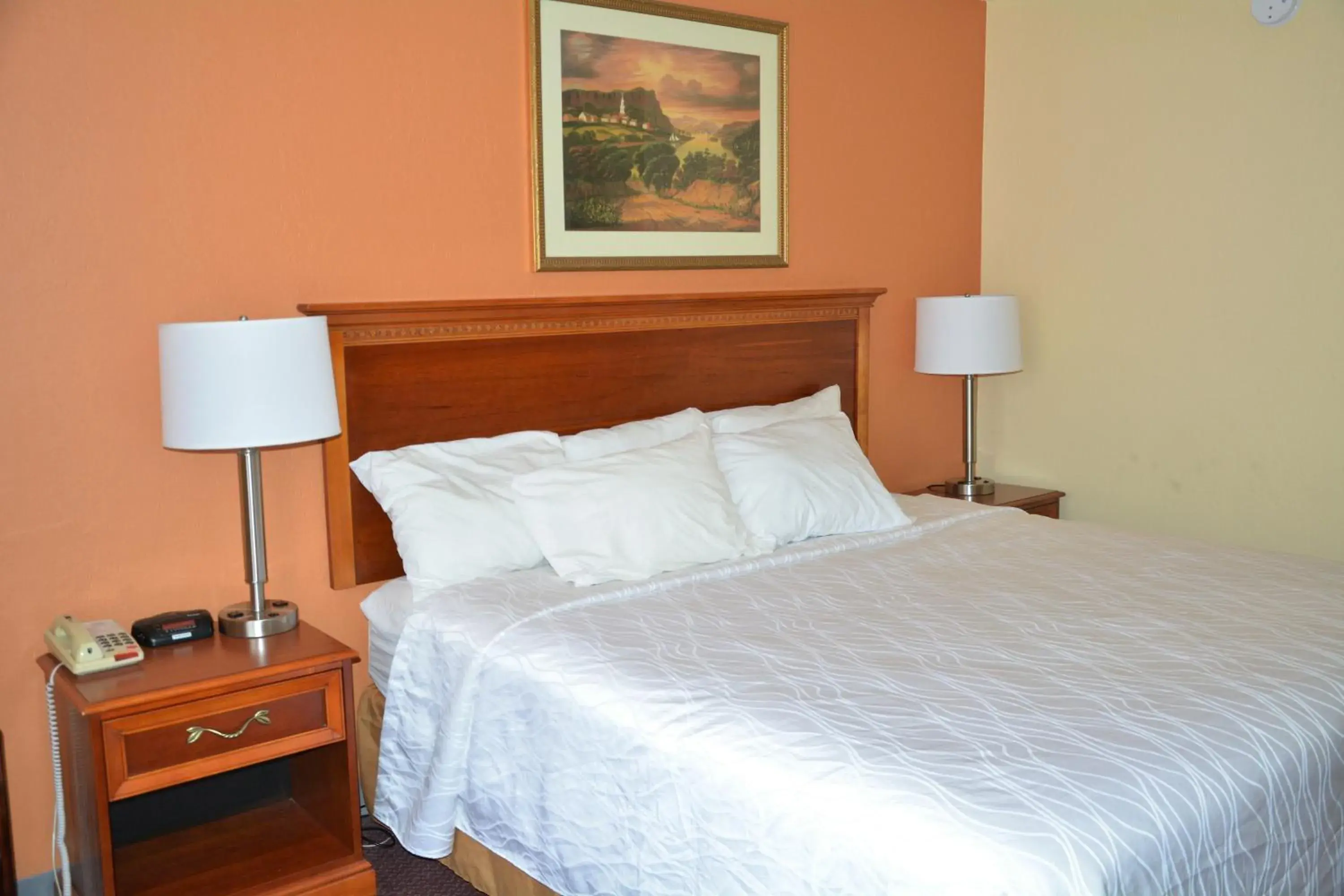 Photo of the whole room, Bed in Columbus Grand Hotel & Banquet Center