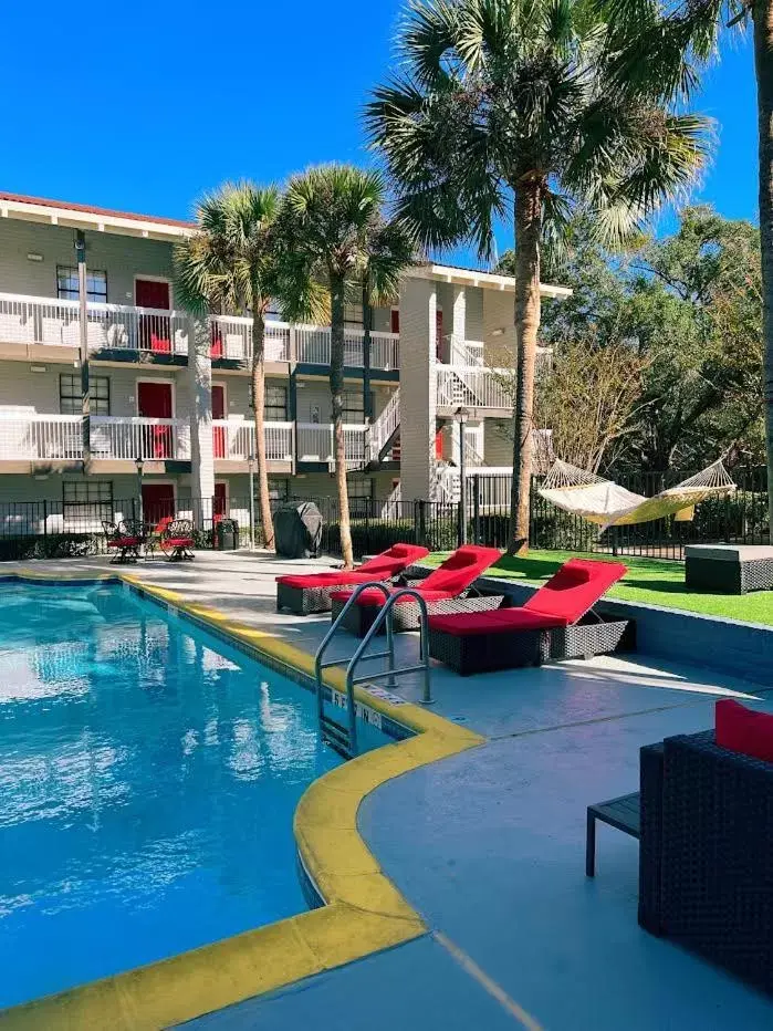 Swimming pool, Property Building in Casa Bella Inn & Suites