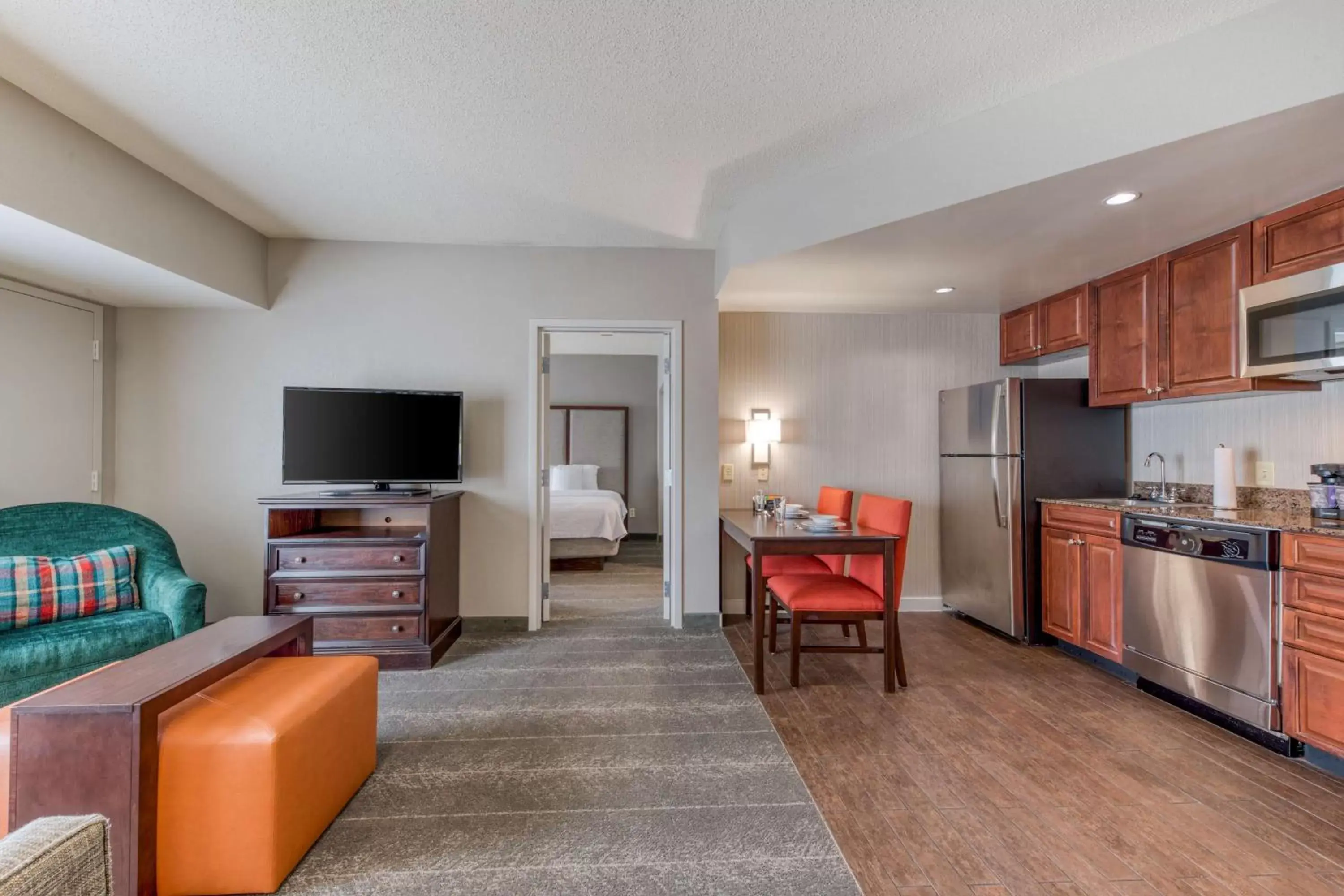 Living room, Kitchen/Kitchenette in Homewood Suites by Hilton Olmsted Village