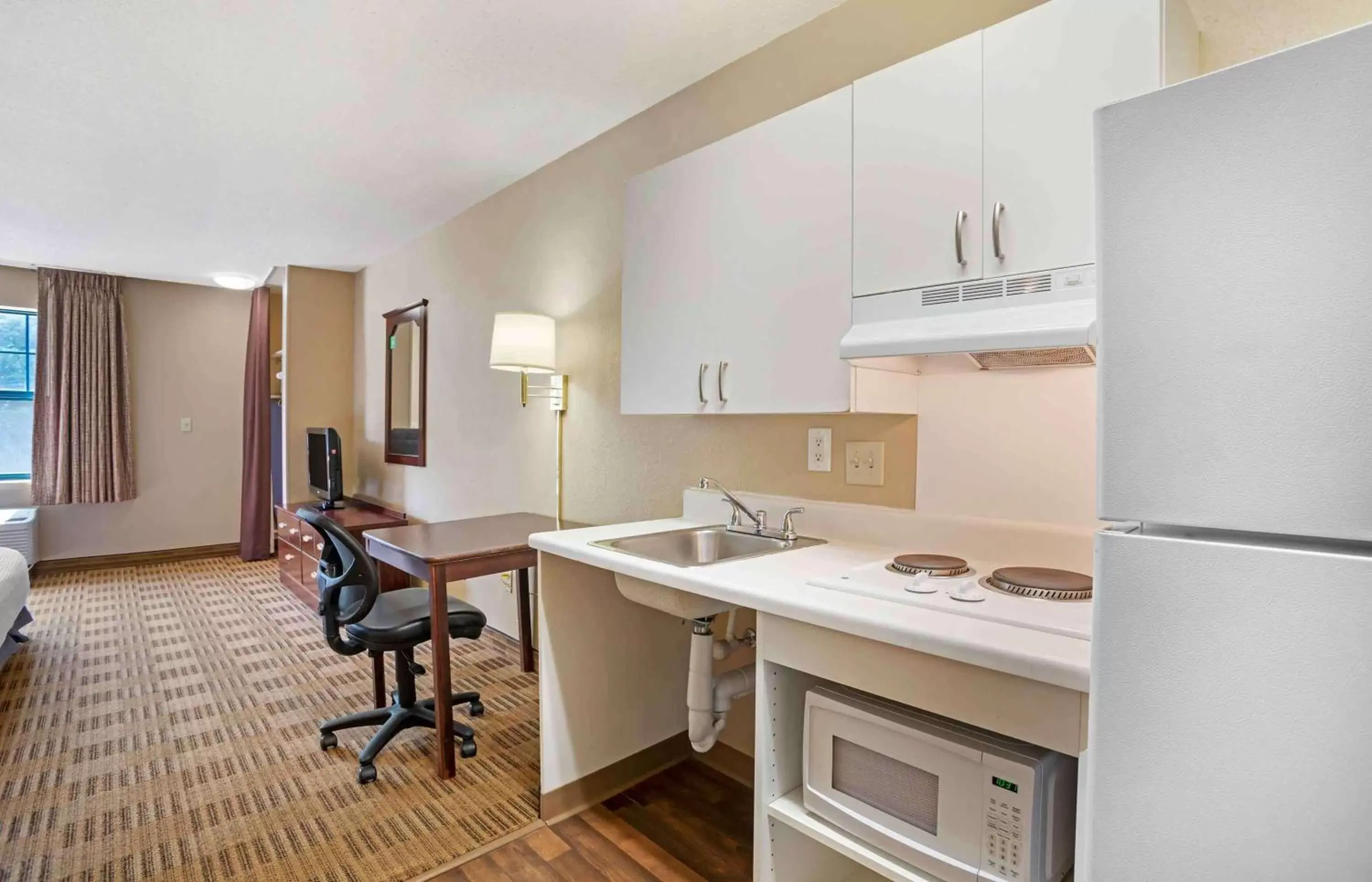 Bedroom, Kitchen/Kitchenette in Extended Stay America Suites - Columbia - Columbia Parkway