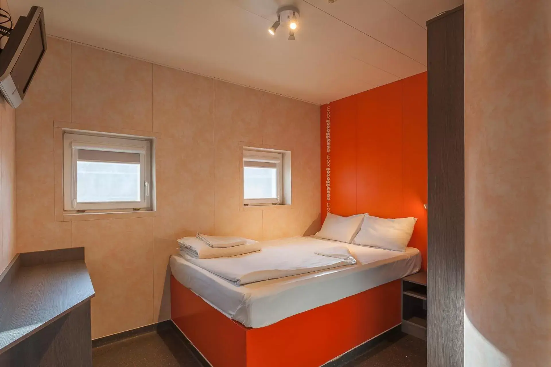 Bed in easyHotel Budapest Oktogon