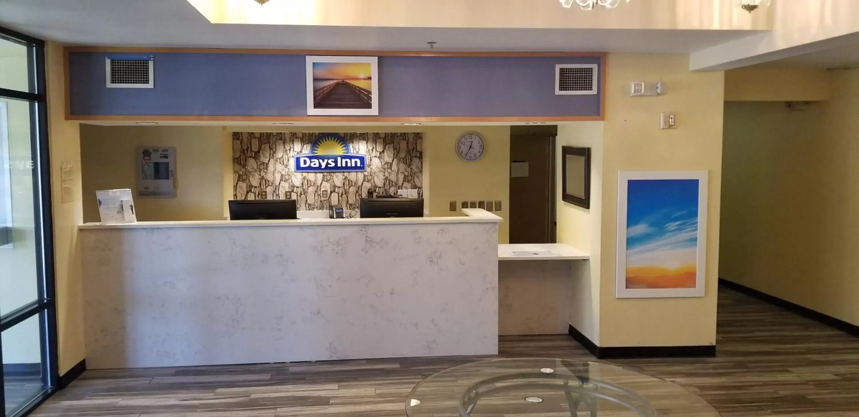 Staff, Lobby/Reception in Days Inn by Wyndham Macon I-75 North