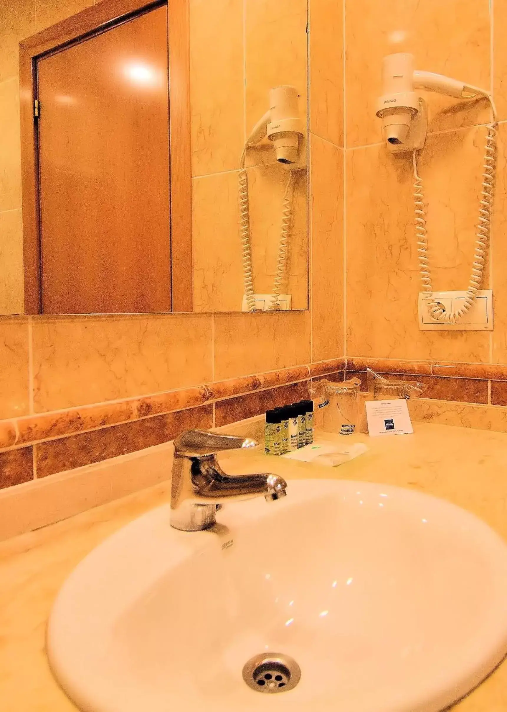 Shower, Bathroom in Hotel Maya Alicante