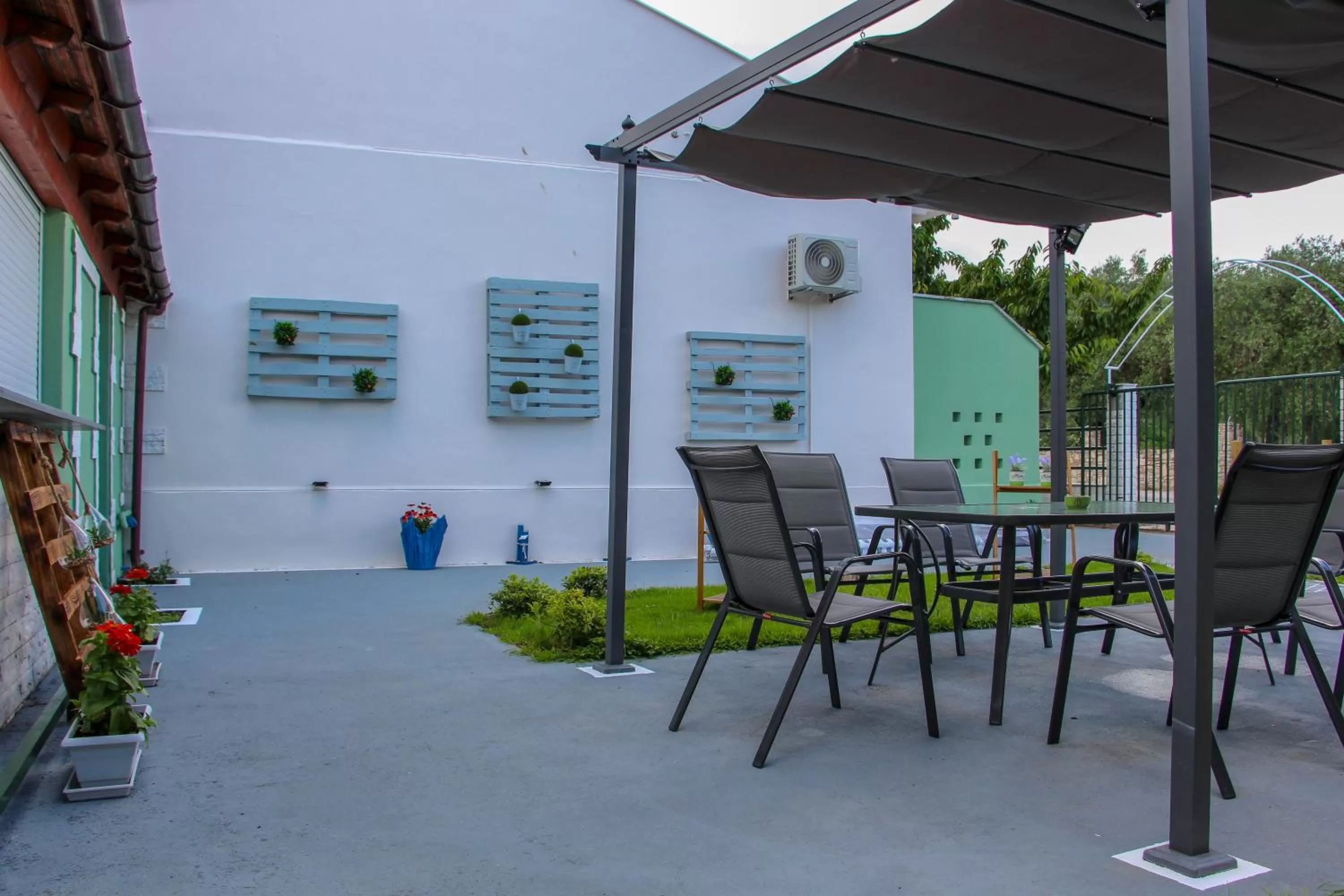 Lamprini's Deluxe Studios