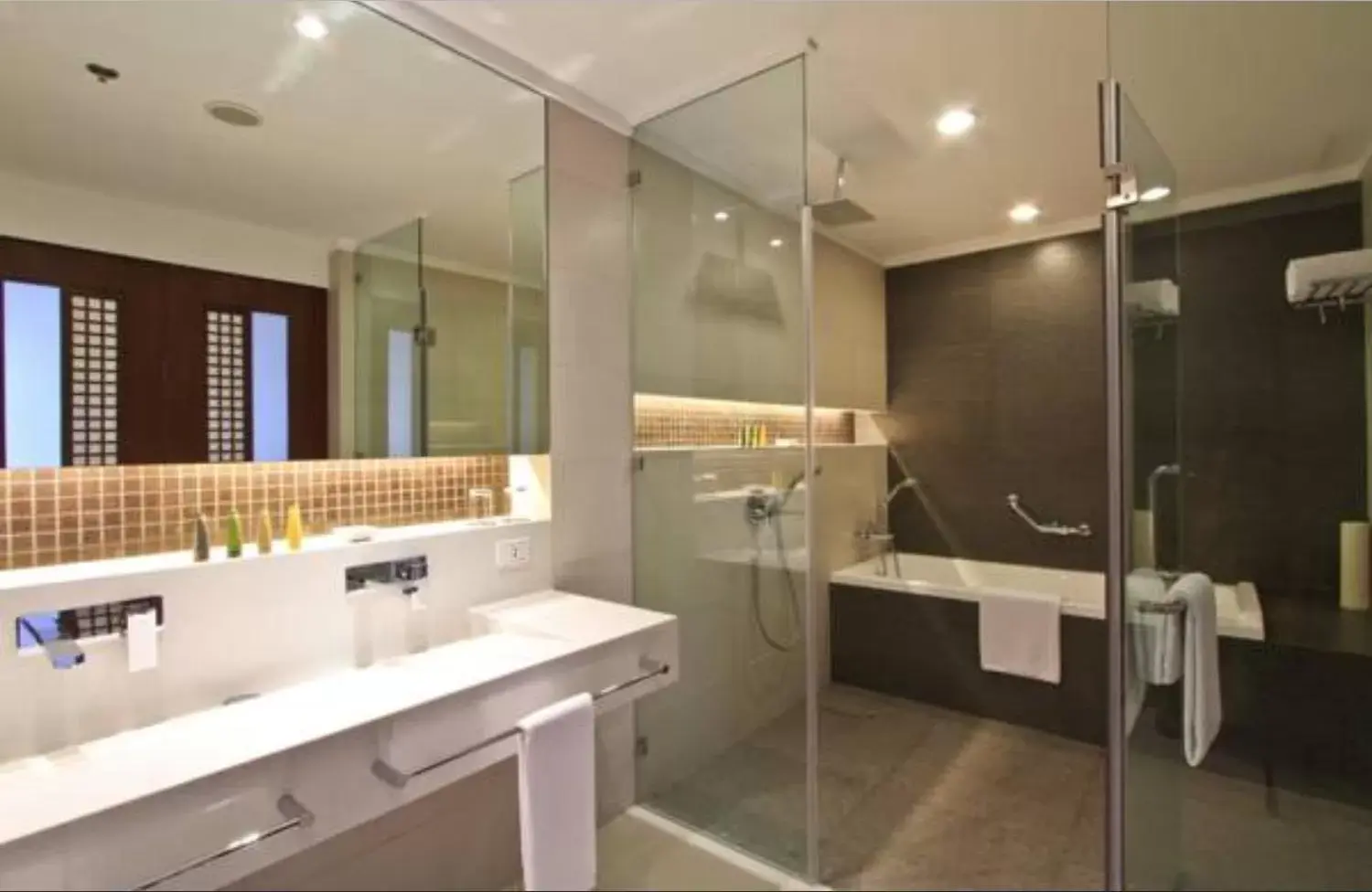 Shower, Bathroom in The Bellevue Resort