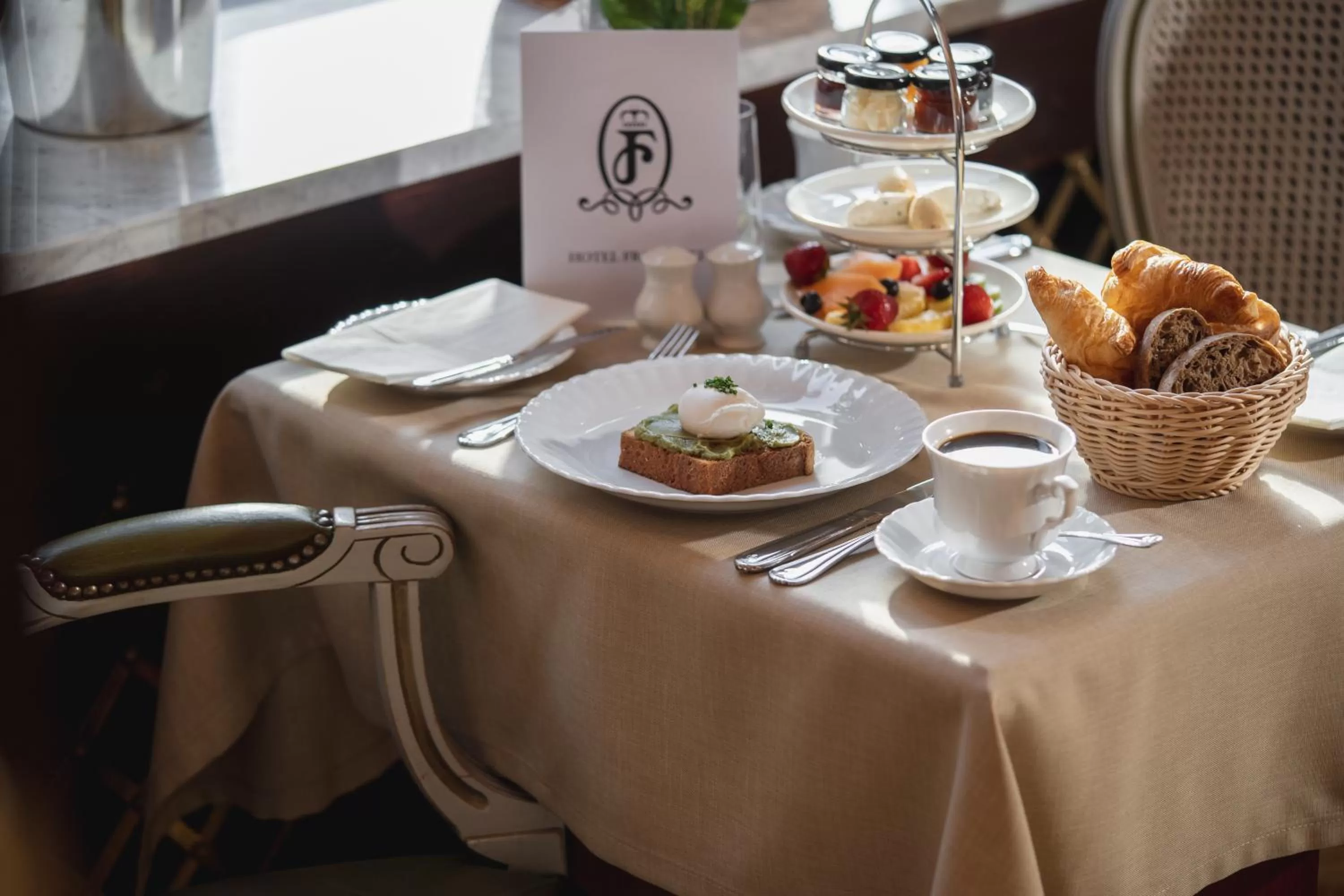 Restaurant/places to eat in Hotel H15 Francuski Old Town - Destigo Hotels