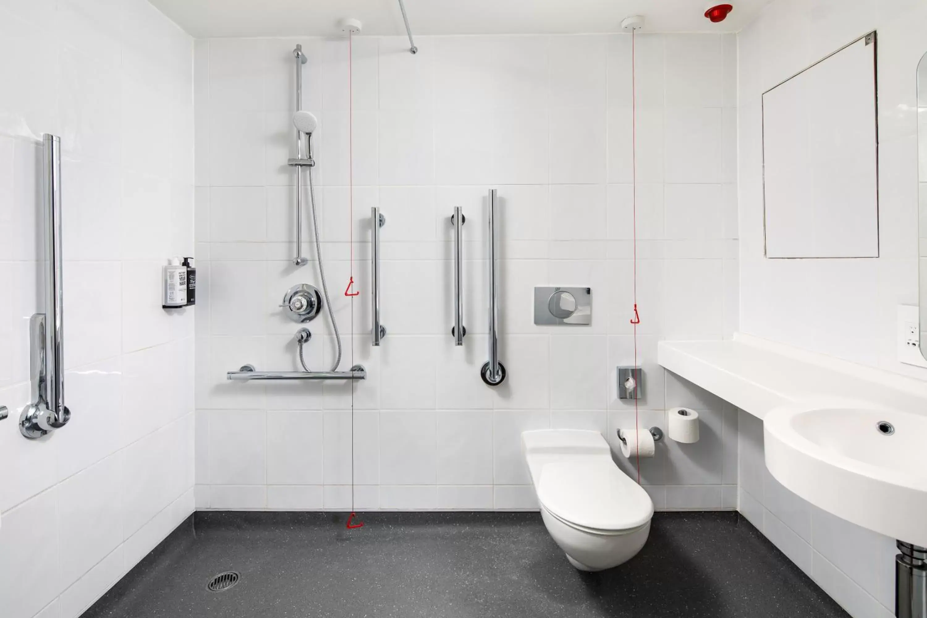 Bathroom in ibis Bristol Centre