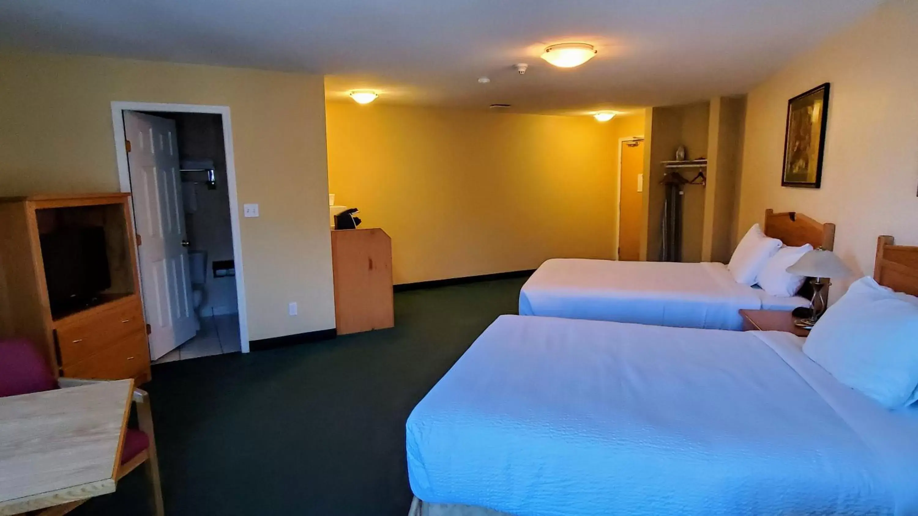 Photo of the whole room, Bed in Days Inn by Wyndham Penticton Conference Centre