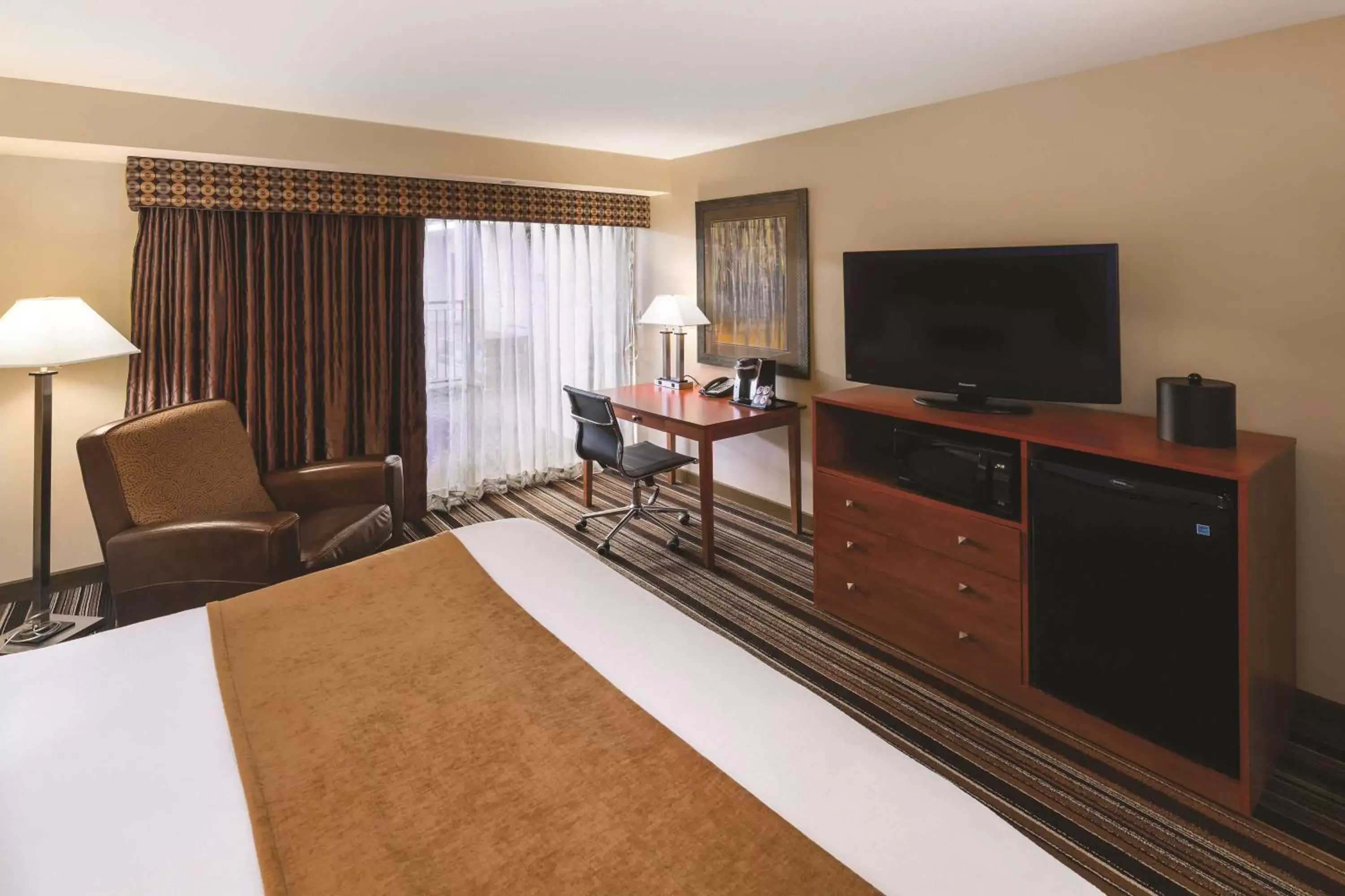 Photo of the whole room, TV/Entertainment Center in Best Western Plus Bloomington Hotel