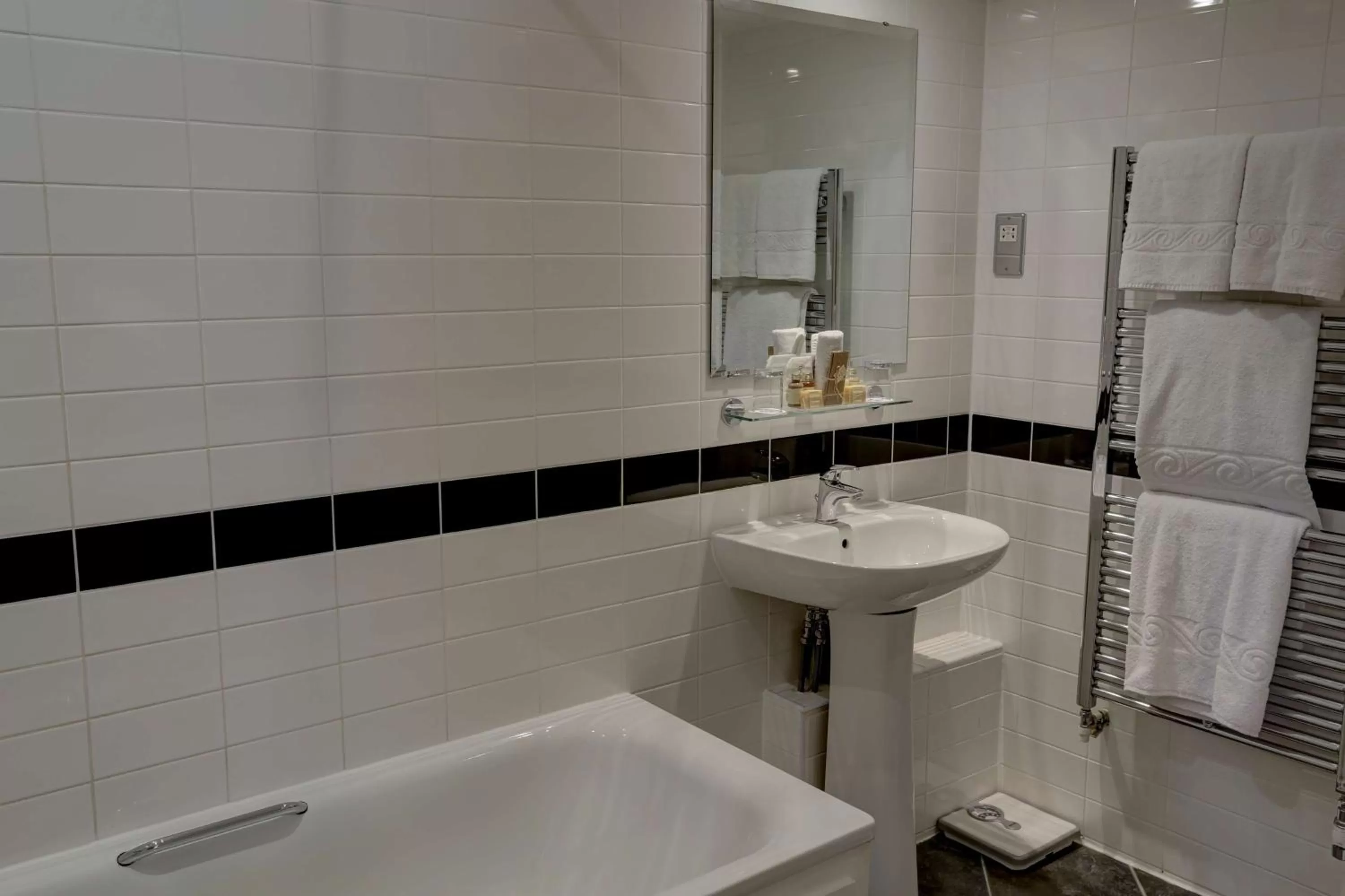 Bath in Best Western Ship Hotel