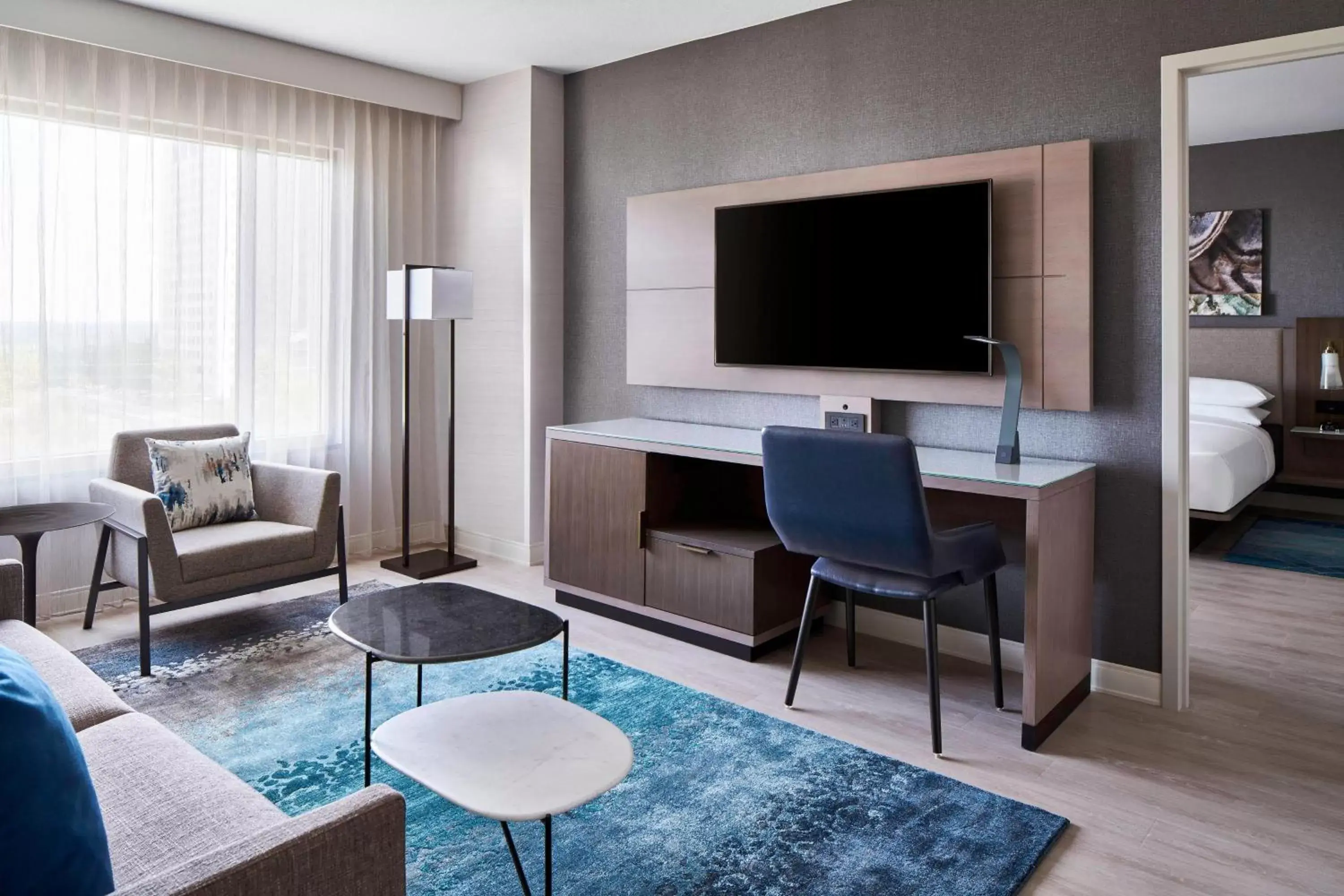 Living room, TV/Entertainment Center in Bethesda North Marriott Hotel & Conference Center