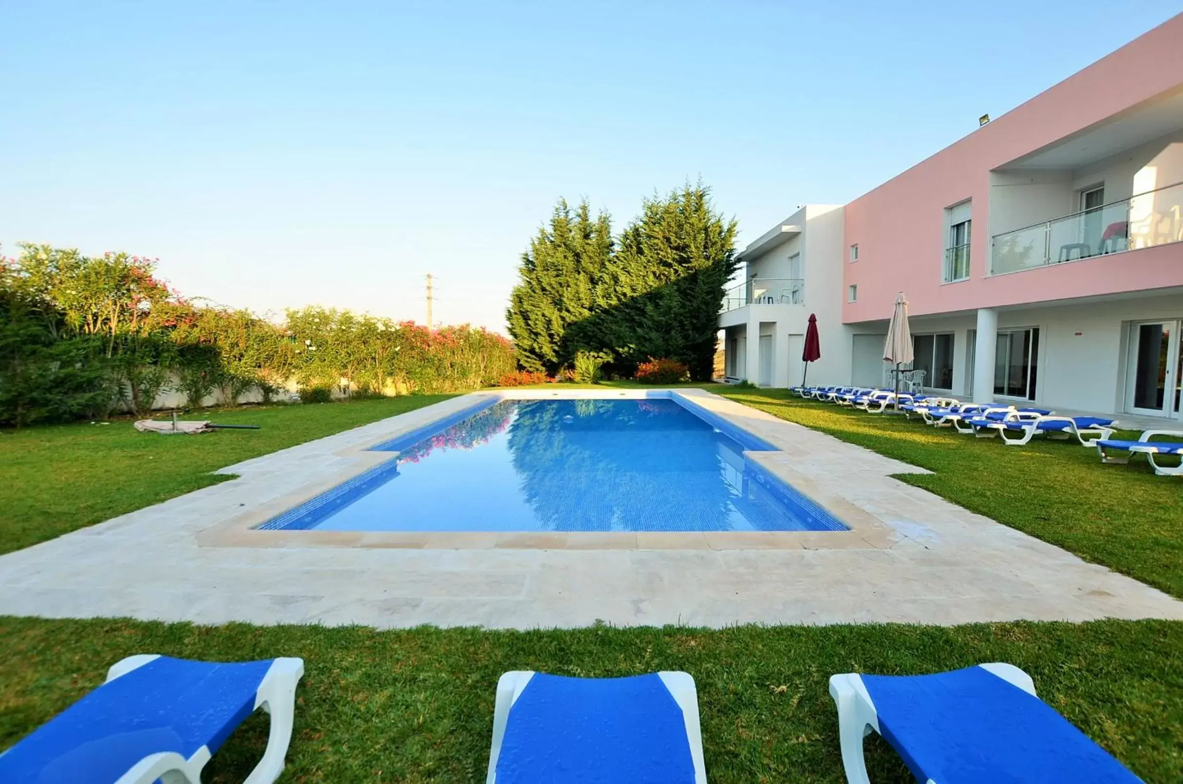 Property building, Swimming Pool in HILLTOP OASIS Lisboa Oeiras