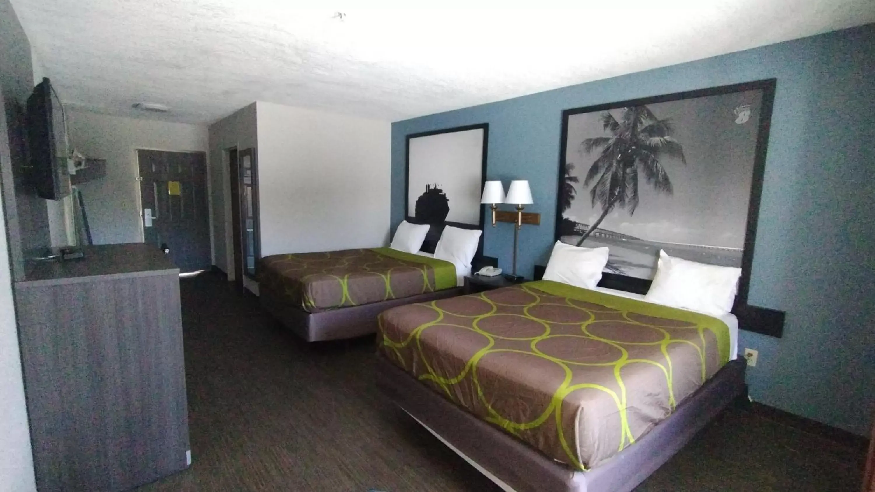 Bed in Super 8 by Wyndham Dania/Fort Lauderdale Arpt