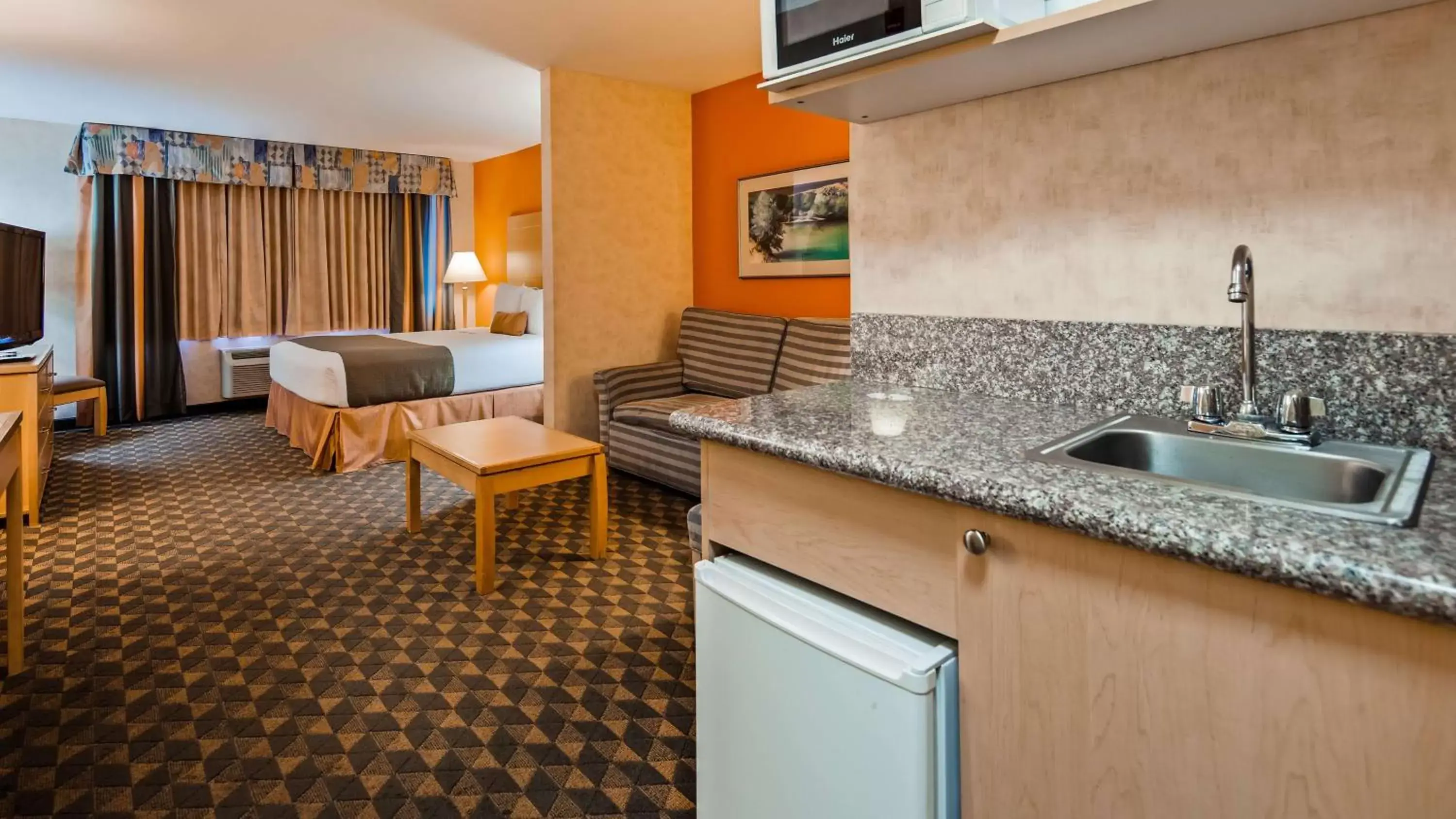 Photo of the whole room, Kitchen/Kitchenette in Best Western Plus North Las Vegas Inn & Suites