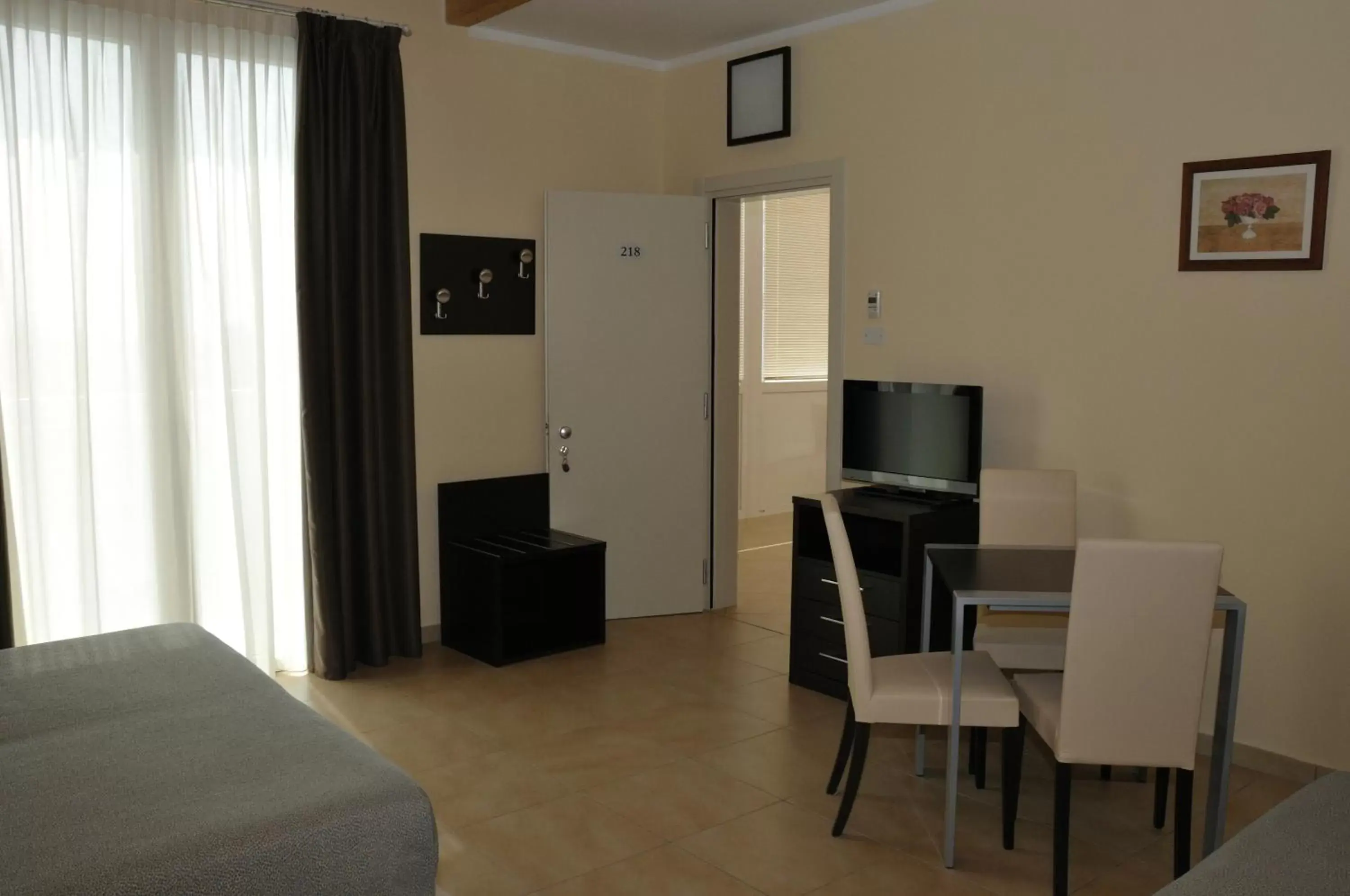 Dining area, TV/Entertainment Center in Hotel Residence Le Dune