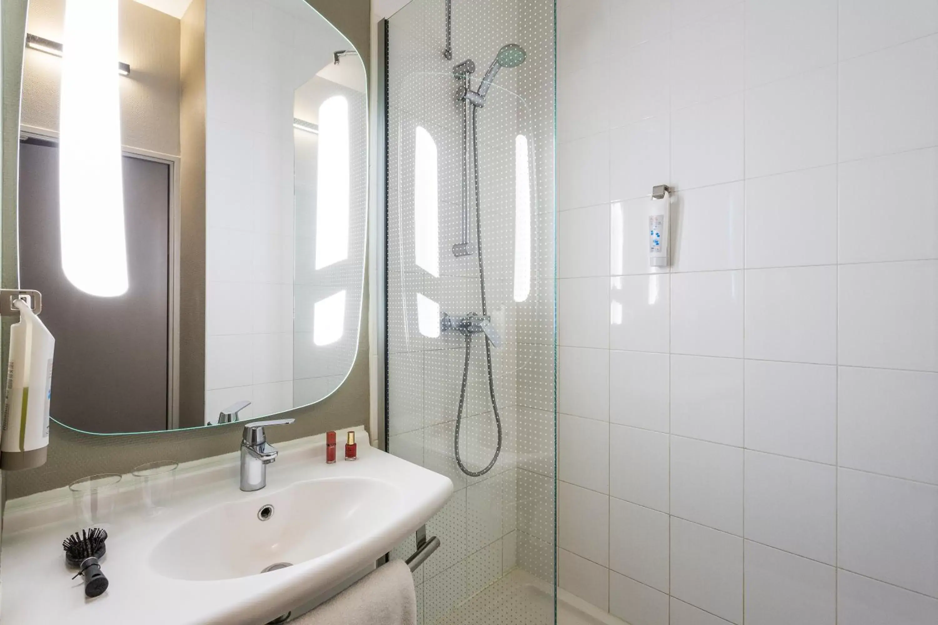 Shower, Bathroom in ibis Bordeaux Centre - Gare Saint-Jean