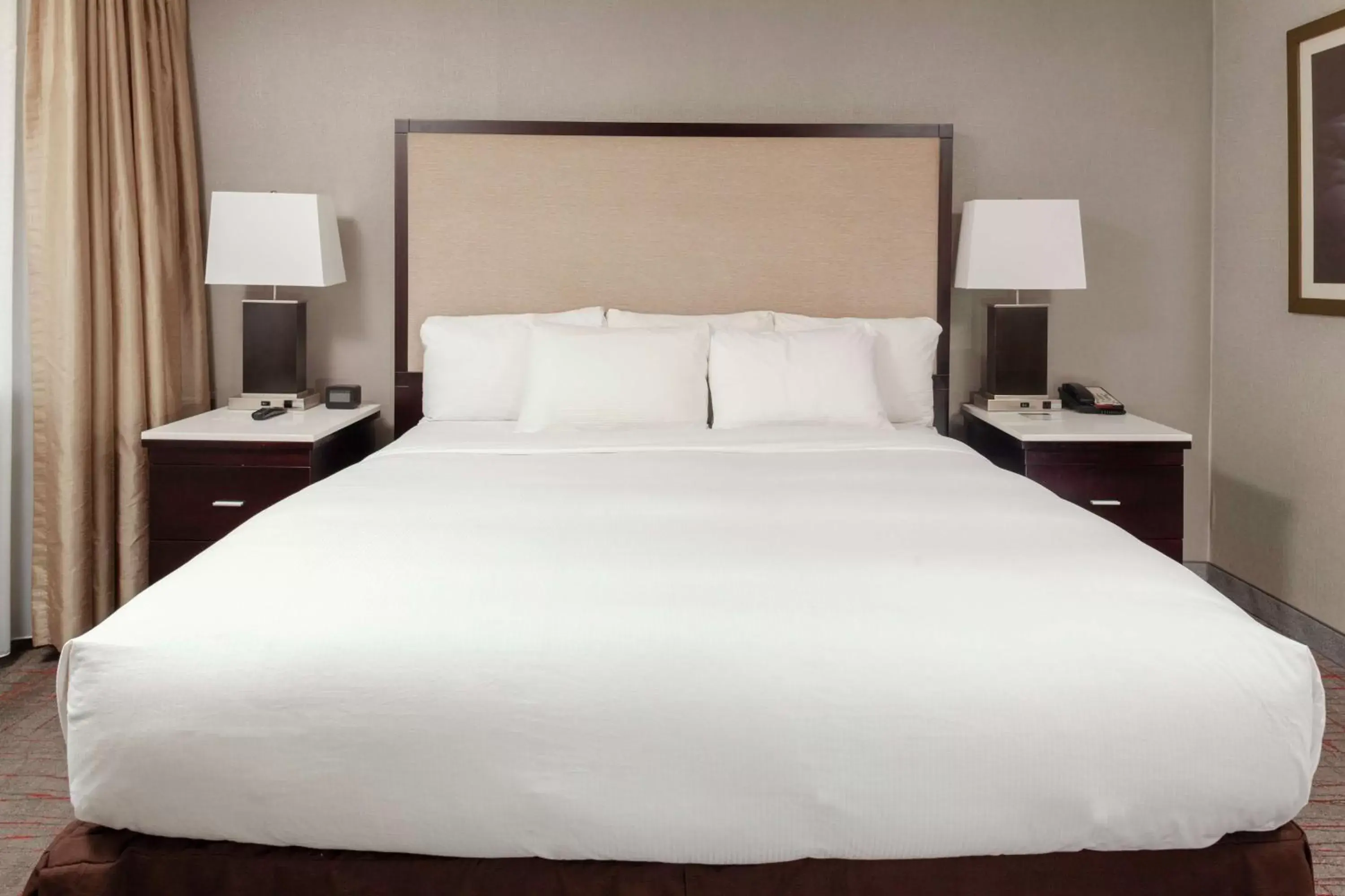 Bed in DoubleTree Suites by Hilton Dayton/Miamisburg