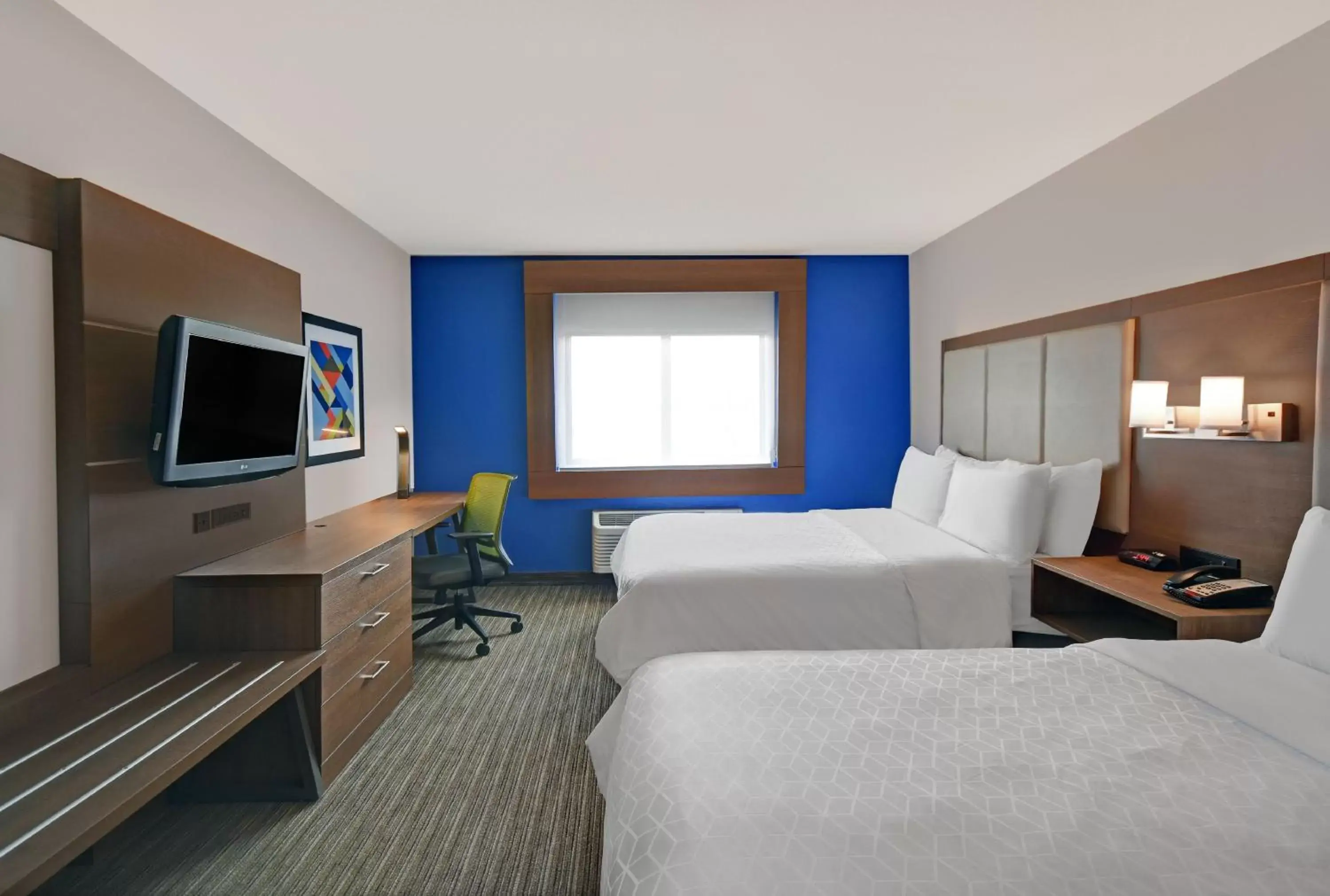 Photo of the whole room, TV/Entertainment Center in Holiday Inn Express Marshall, an IHG Hotel