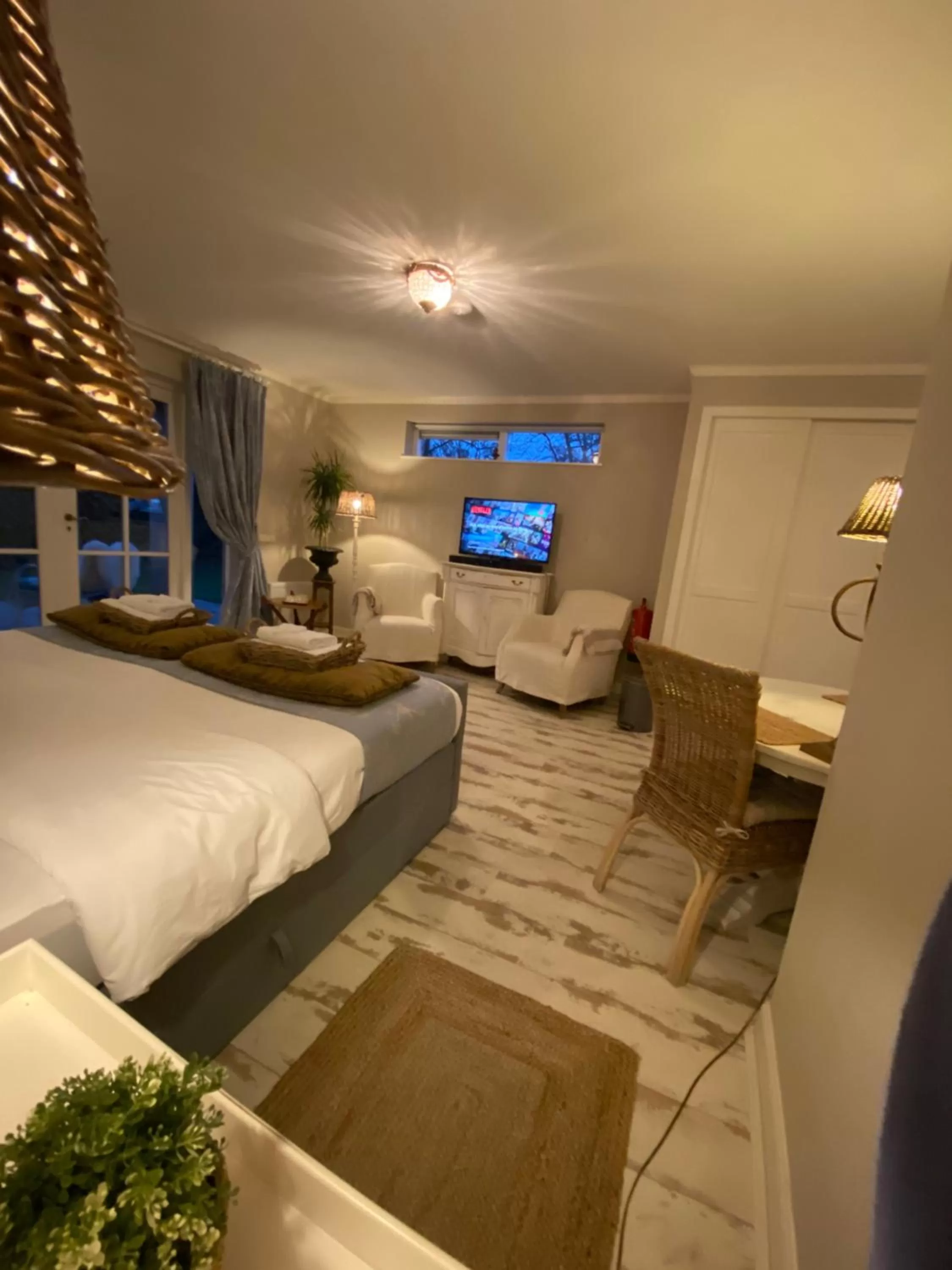 Bed in De Vijverkamer-----privé diner op de kamer mogelijk!!