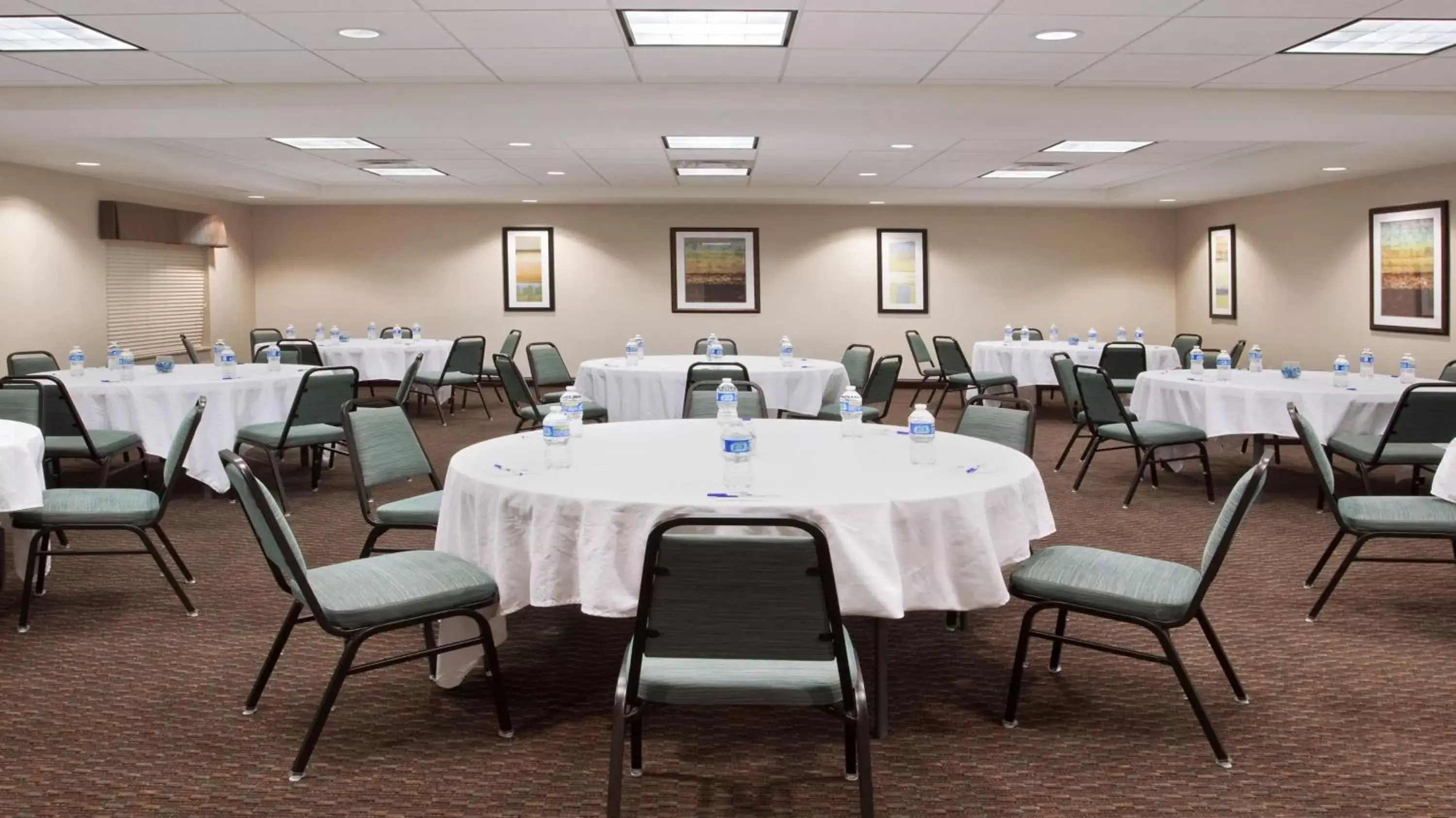 Meeting/conference room in Holiday Inn Express & Suites Zanesville North, an IHG Hotel