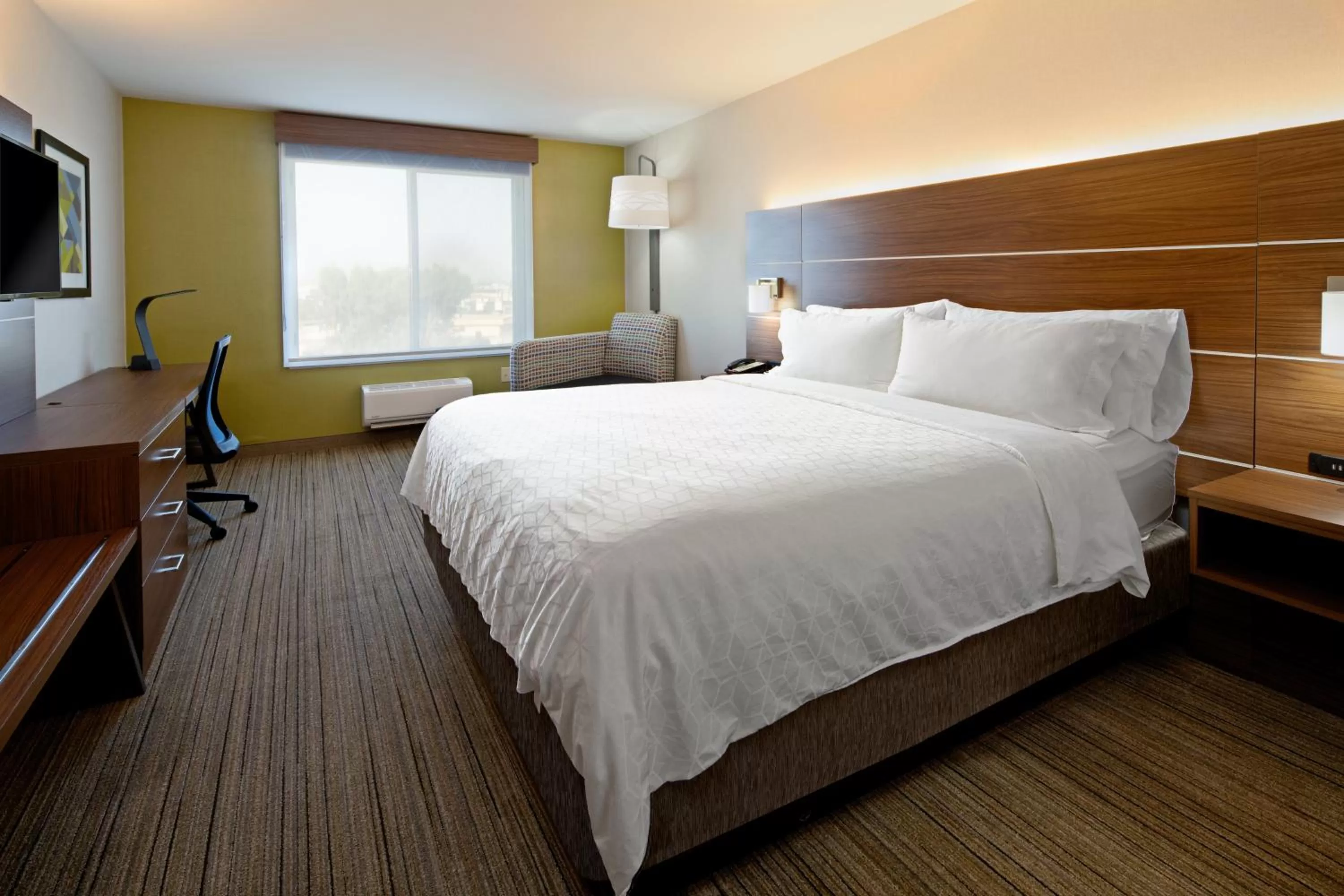 Photo of the whole room, Bed in Holiday Inn Express Fresno South by IHG
