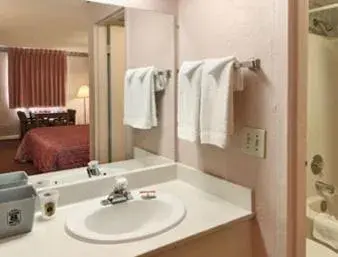 Bathroom in Americas Best Value Inn Tucker