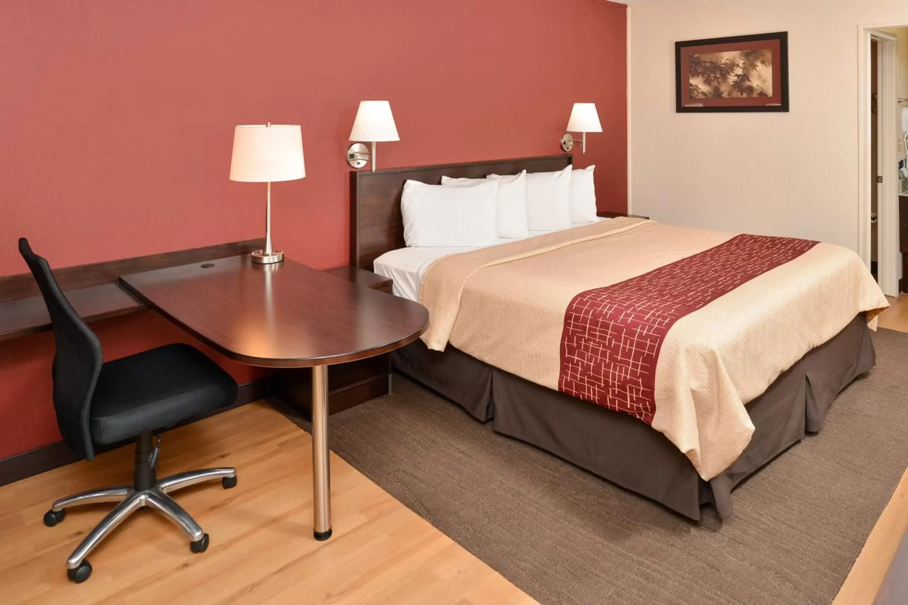 Photo of the whole room, Bed in Red Roof Inn Marietta