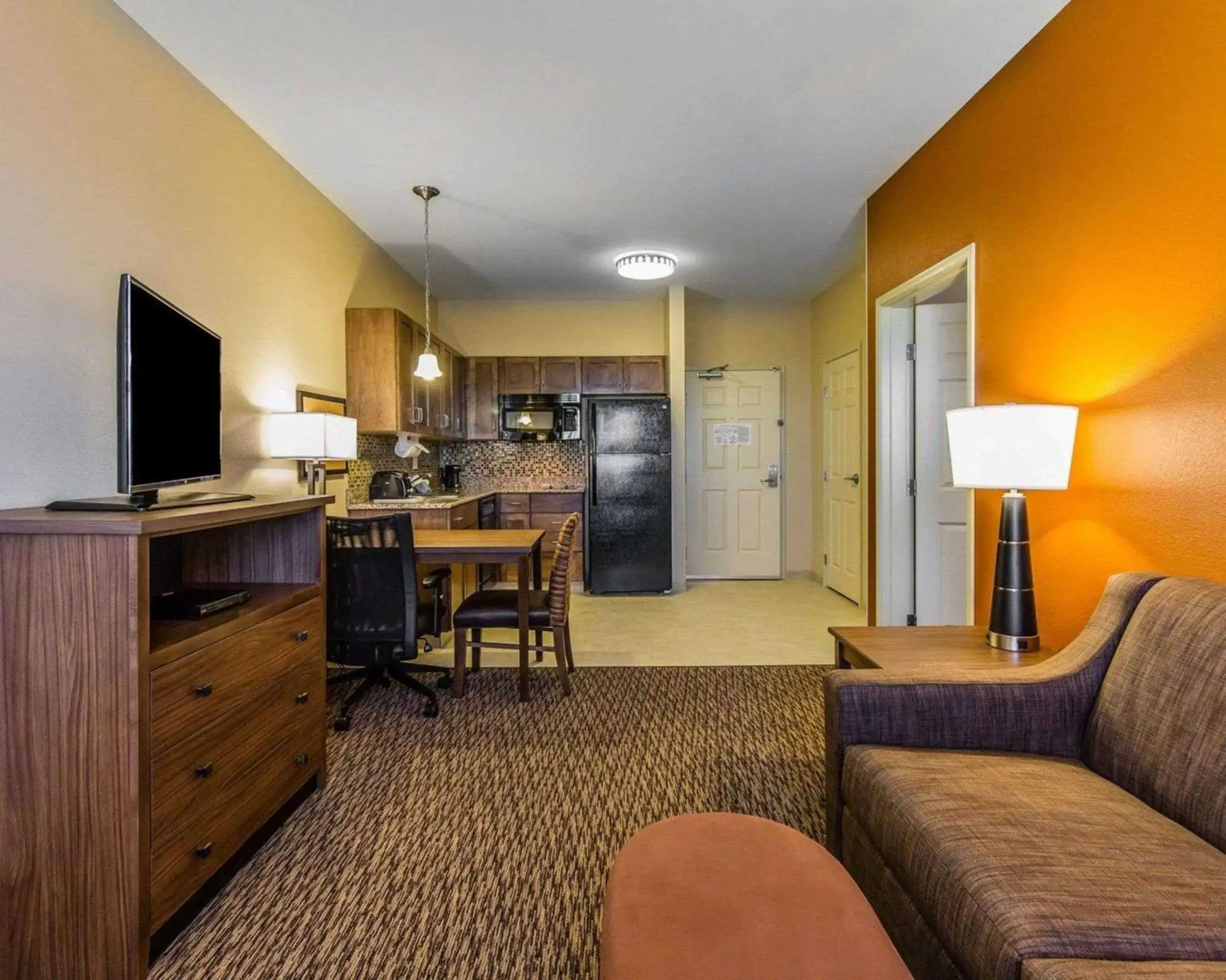 Bedroom, Seating Area in MainStay Suites Watford City - Event Center