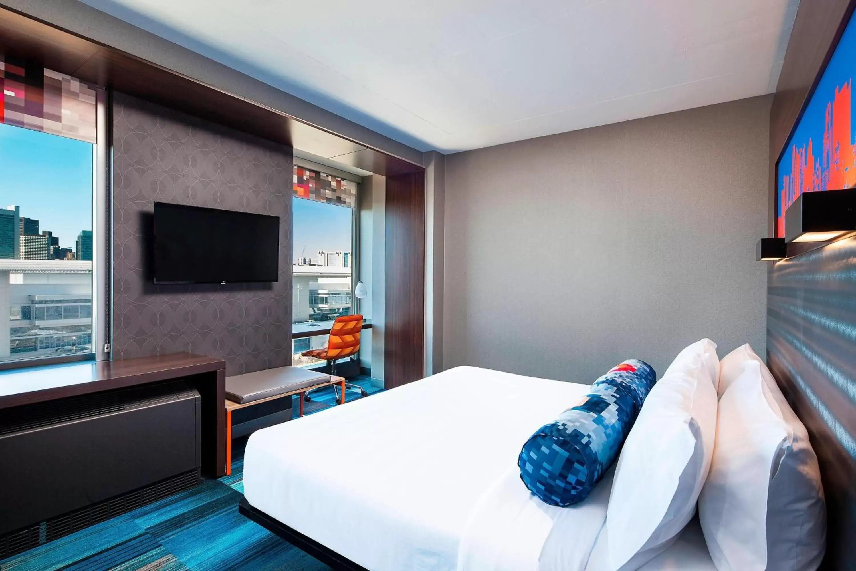 Photo of the whole room, Bed in Aloft Boston Seaport District