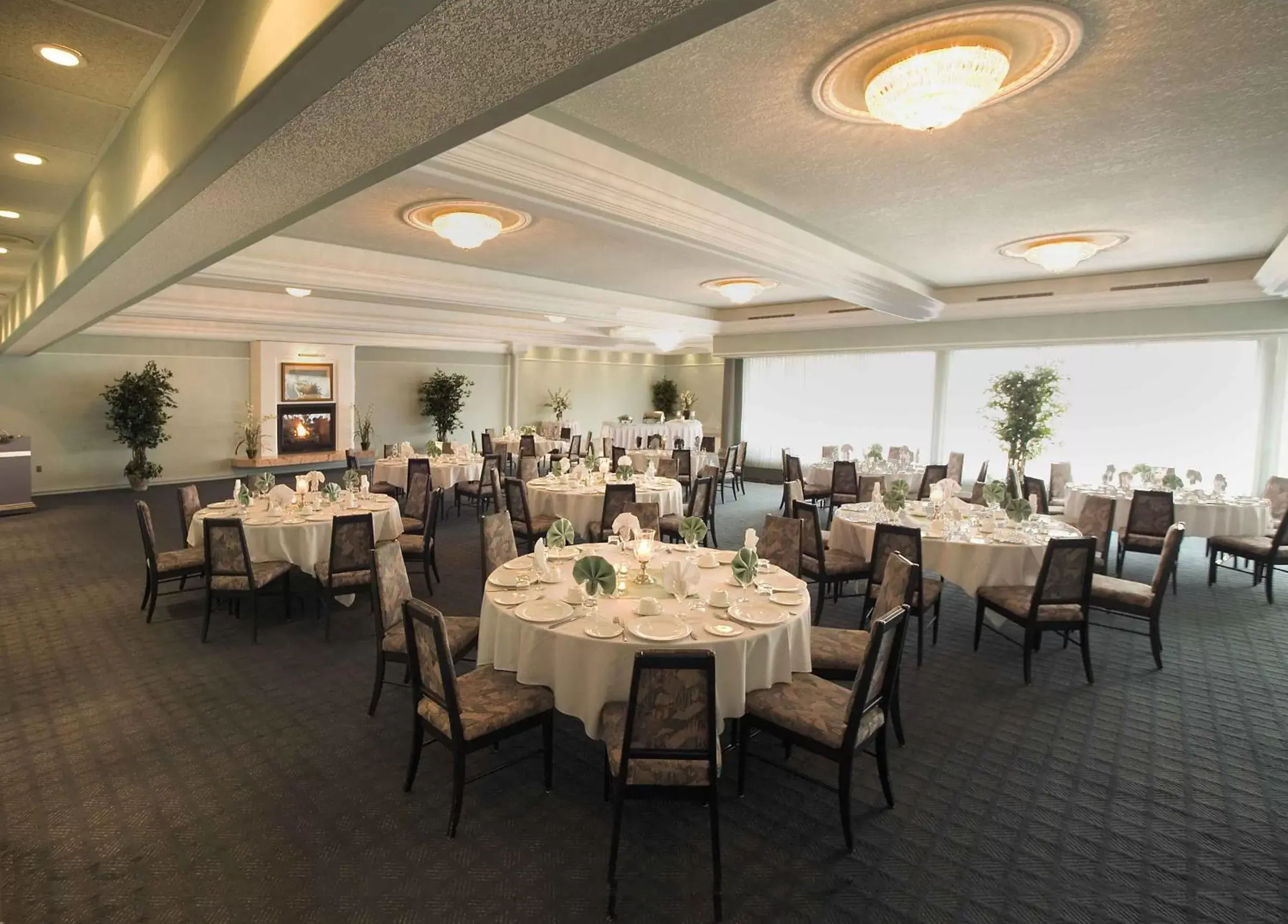 Banquet/Function facilities, Restaurant/Places to Eat in Chateau Louis Hotel & Conference Centre