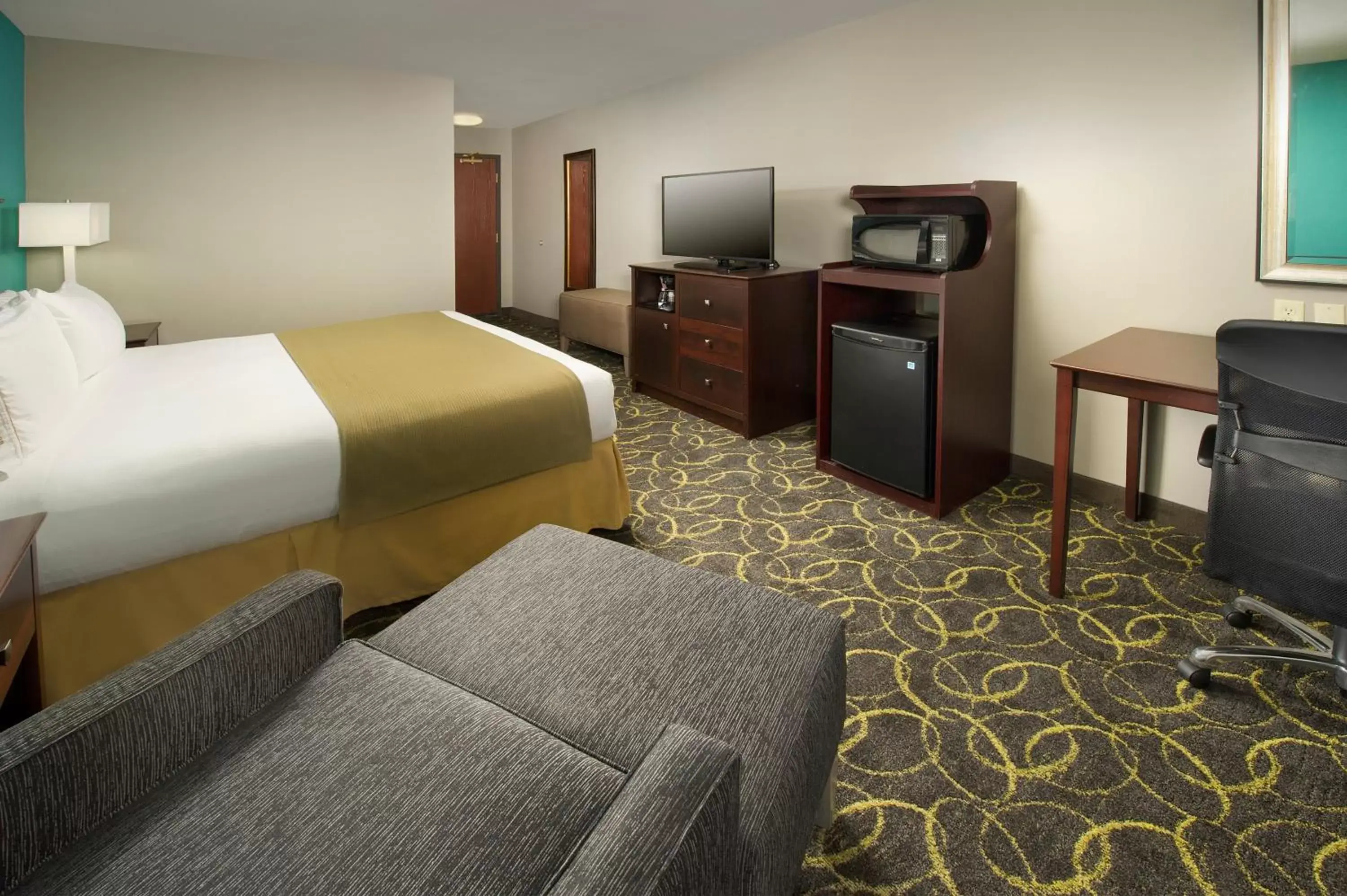 Photo of the whole room, TV/Entertainment Center in Holiday Inn Express & Suites DFW Airport - Grapevine, an IHG Hotel