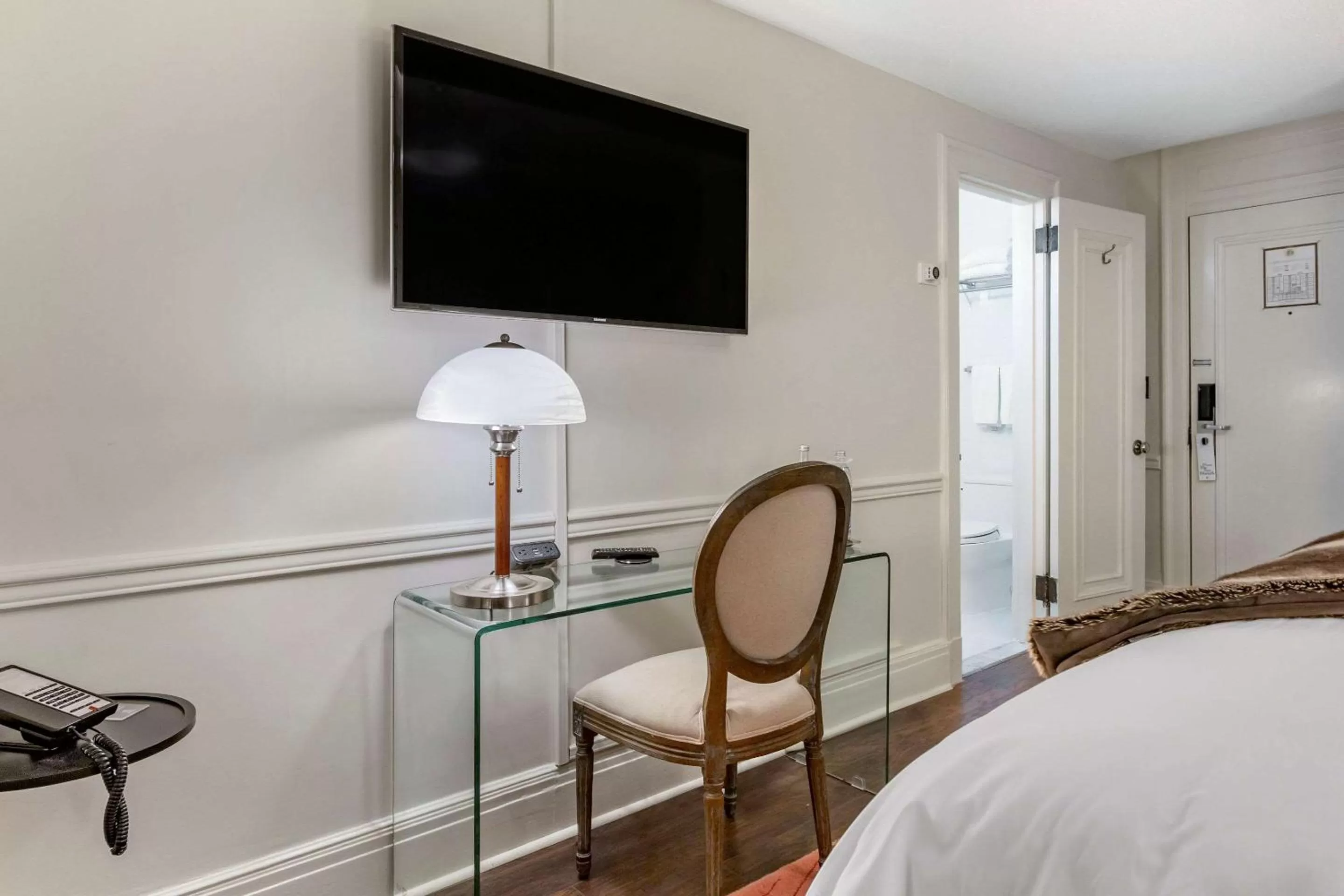 Photo of the whole room, Bed in The Fort Garry Hotel, Spa and Conference Centre, an Ascend Collection Hotel