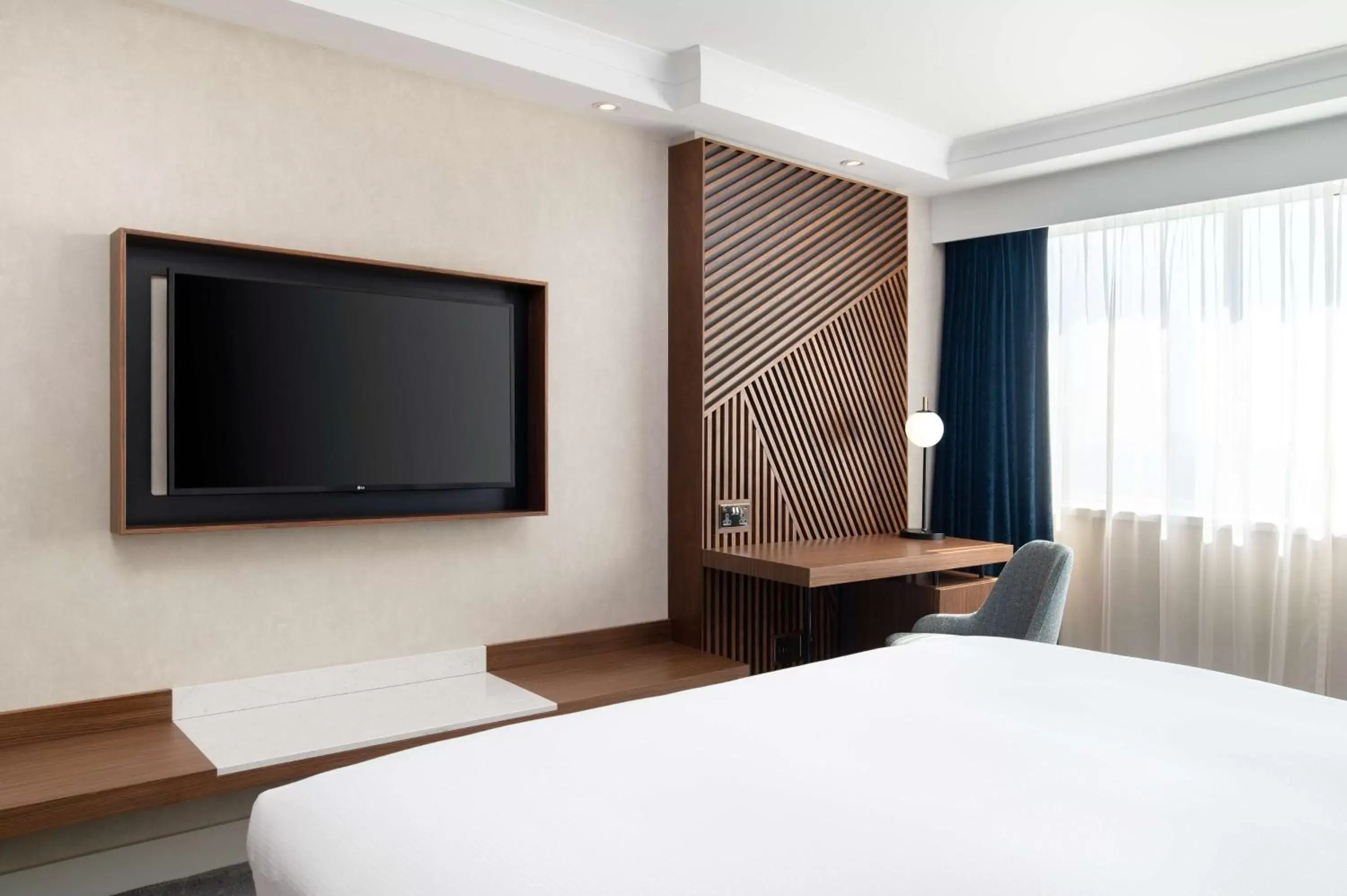 Bedroom, TV/Entertainment Center in Hilton London Metropole