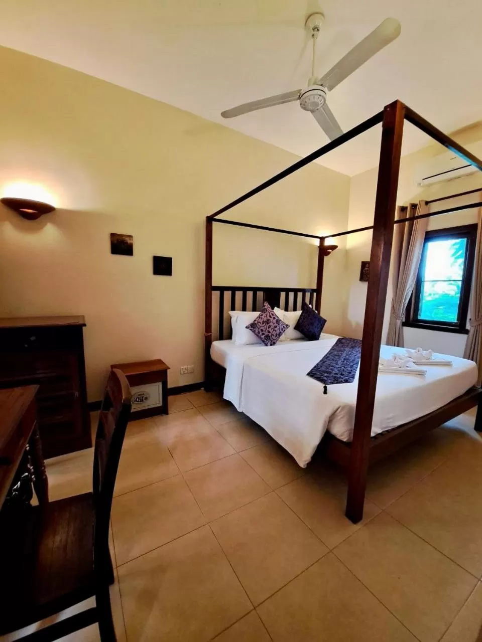 Bed in DEN HOTEL TOTONOU SIEM REAP