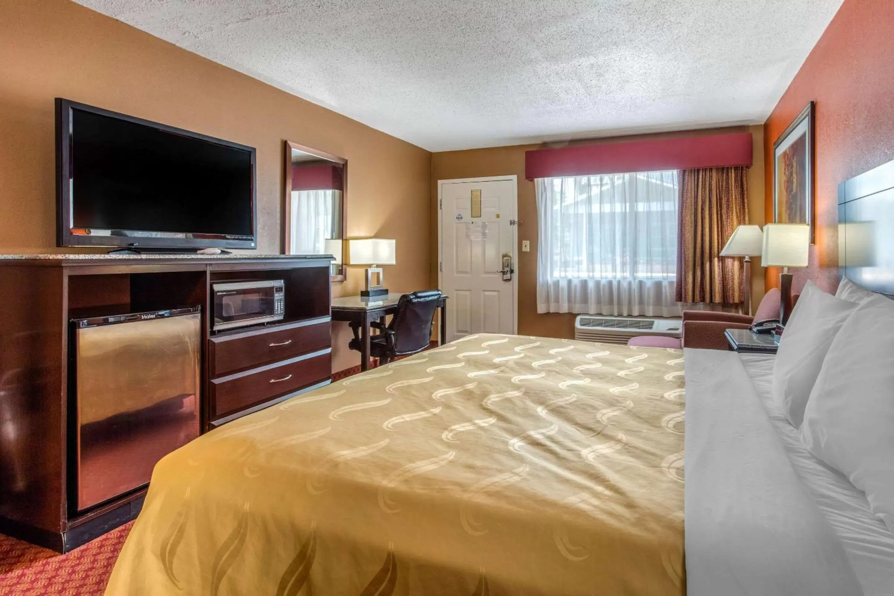 Photo of the whole room, TV/Entertainment Center in Quality Inn Kingston Springs