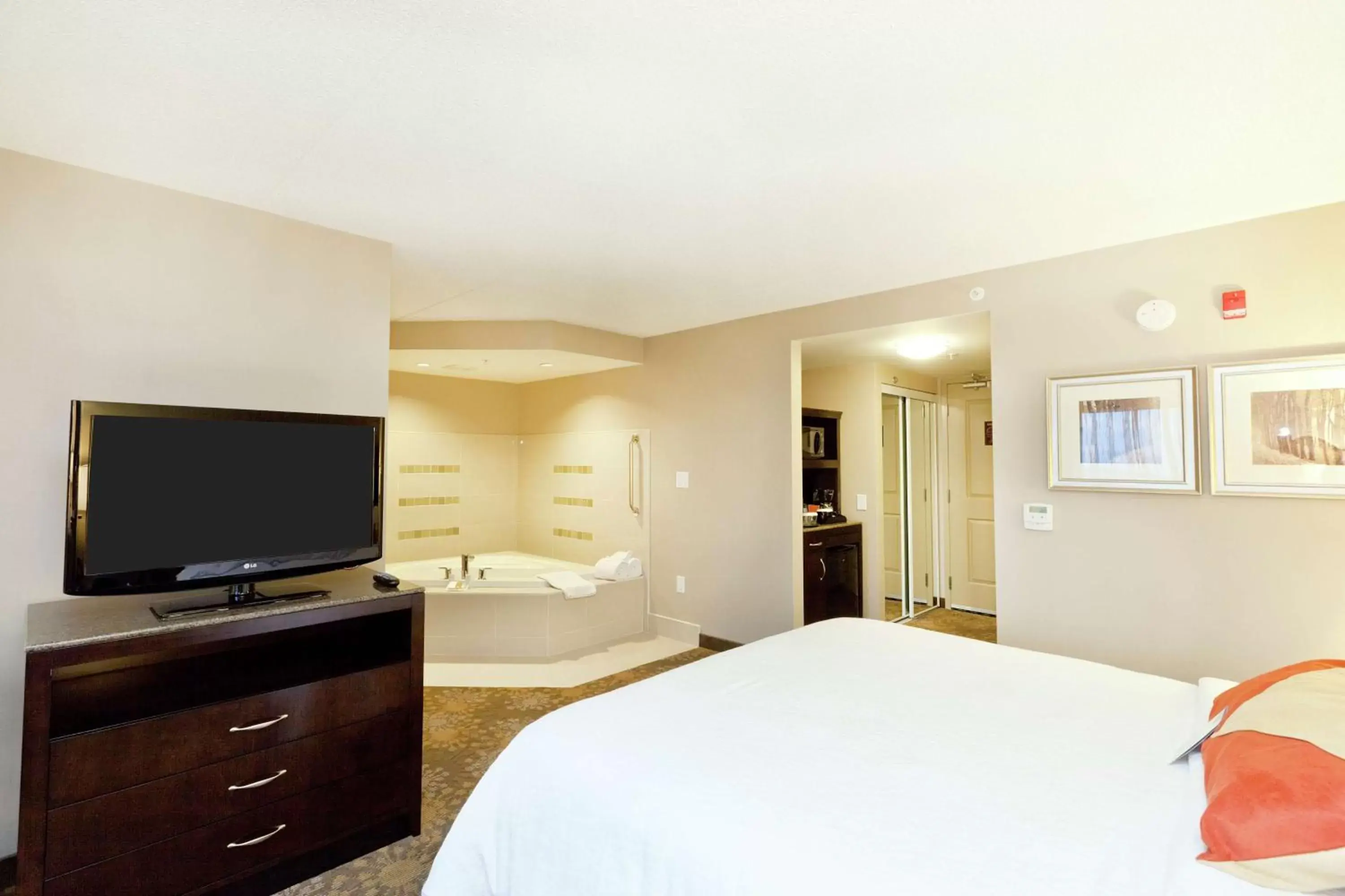 Bathroom, Bed in Hilton Garden Inn Toronto/Brampton