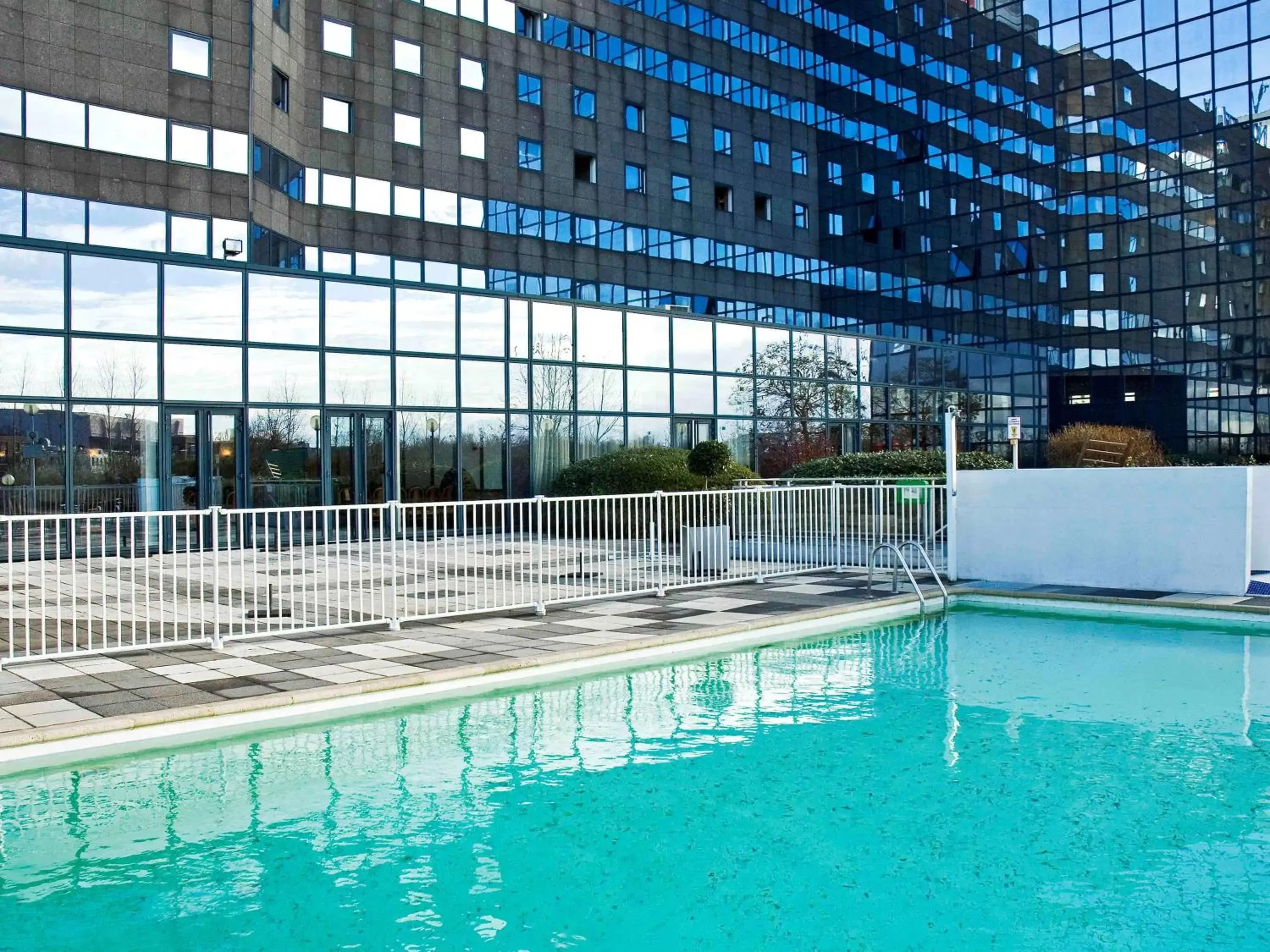 On site, Swimming Pool in Novotel Marne-la-Vallée Noisy-le-Grand