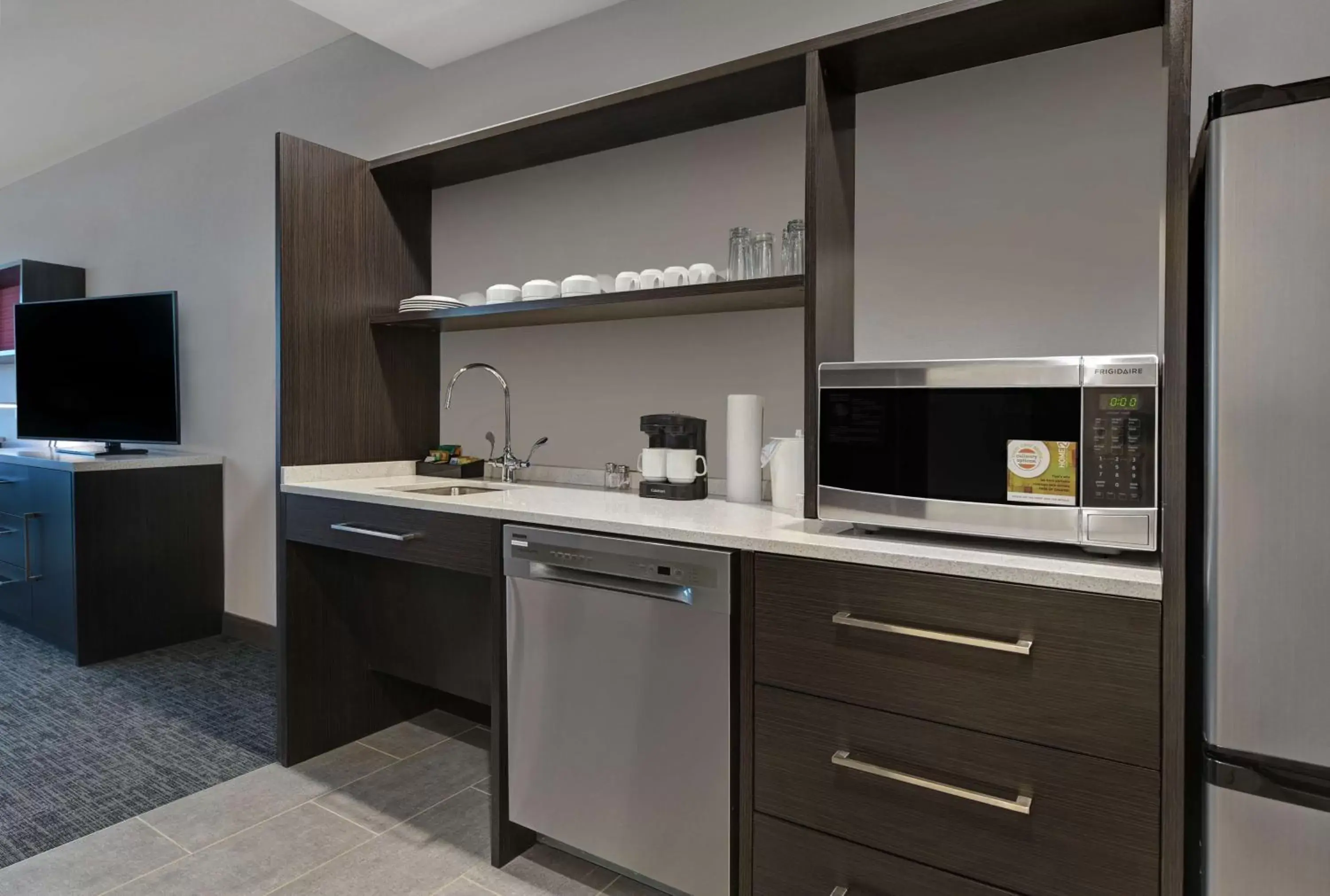 Bedroom, Kitchen/Kitchenette in Home2 Suites By Hilton Memphis Wolfchase Galleria