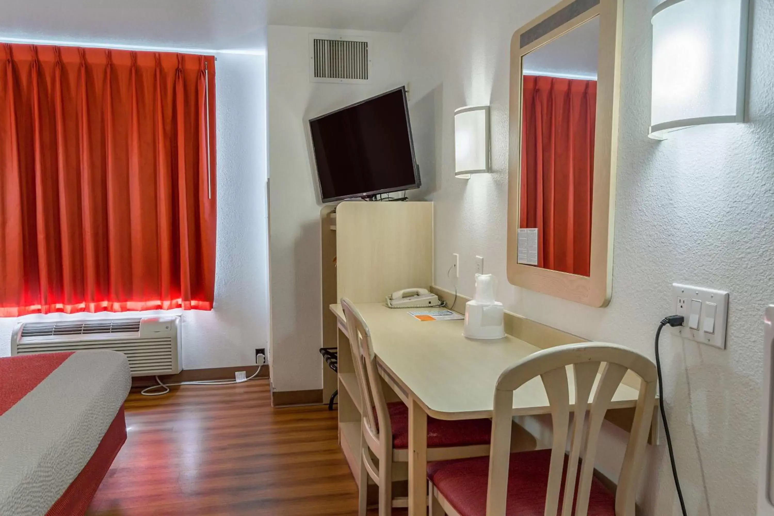 King Room - single occupancy - Disability Access - Non-Smoking in Motel 6-Redmond, OR King Room - single occupancy - Disability Access - Non-Smoking in Motel 6-Redmond, OR