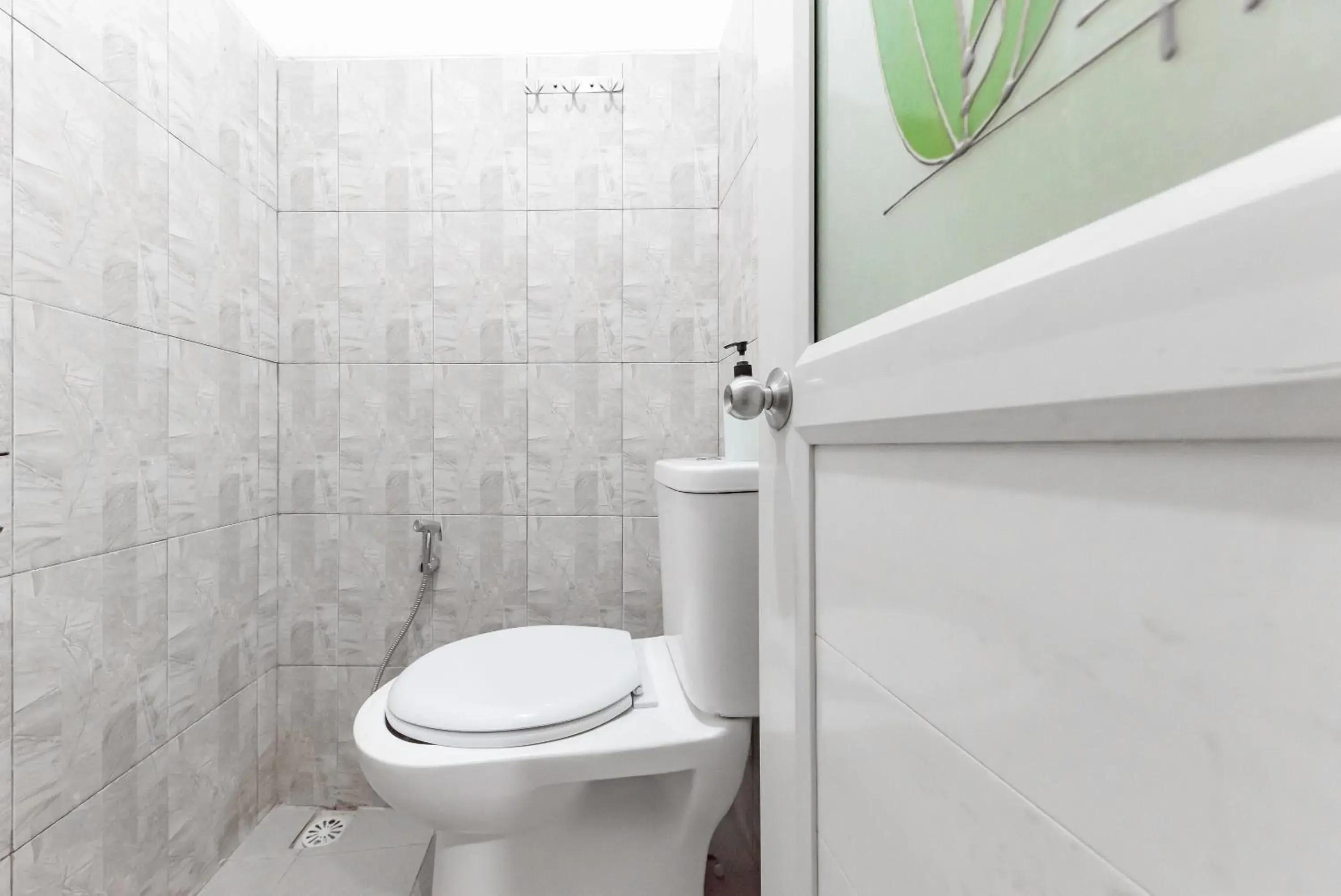 Bathroom in RedDoorz near Botani Square Mall Bathroom in RedDoorz near Botani Square Mall