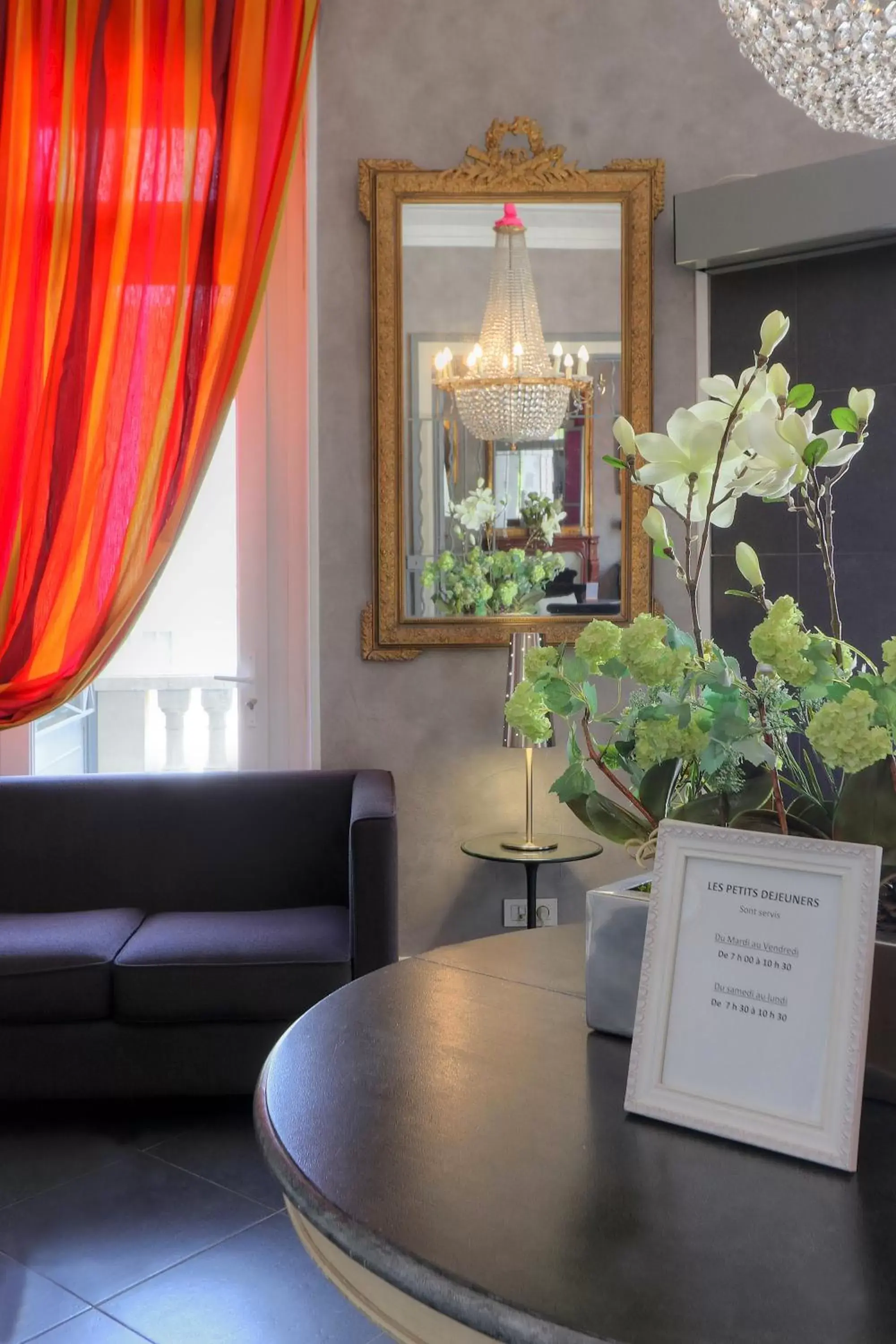 Lobby or reception in Best Western Brittany La Baule Centre