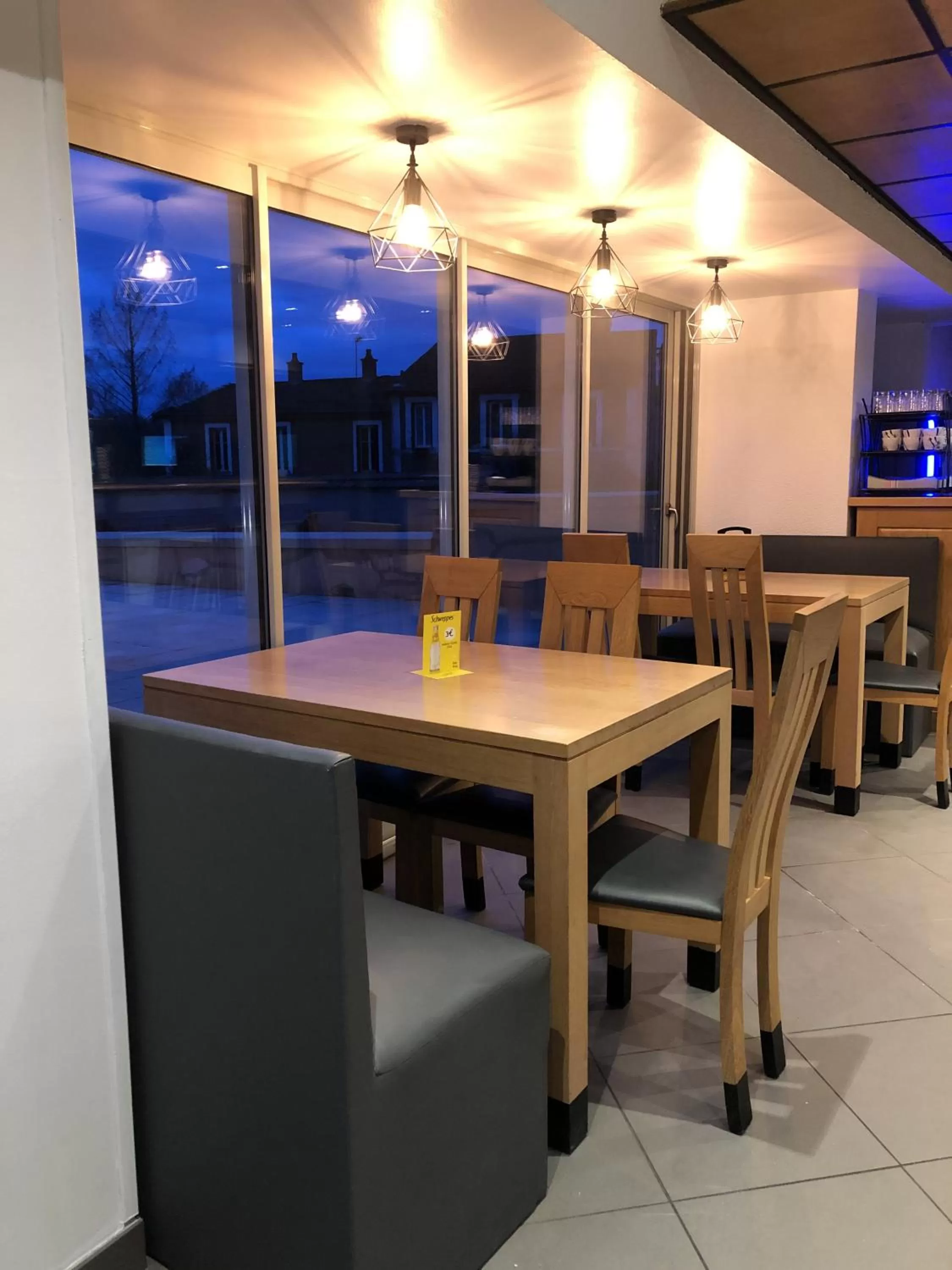 Lounge or bar in Enzo Hotels Neufchâteau by Kyriad Direct