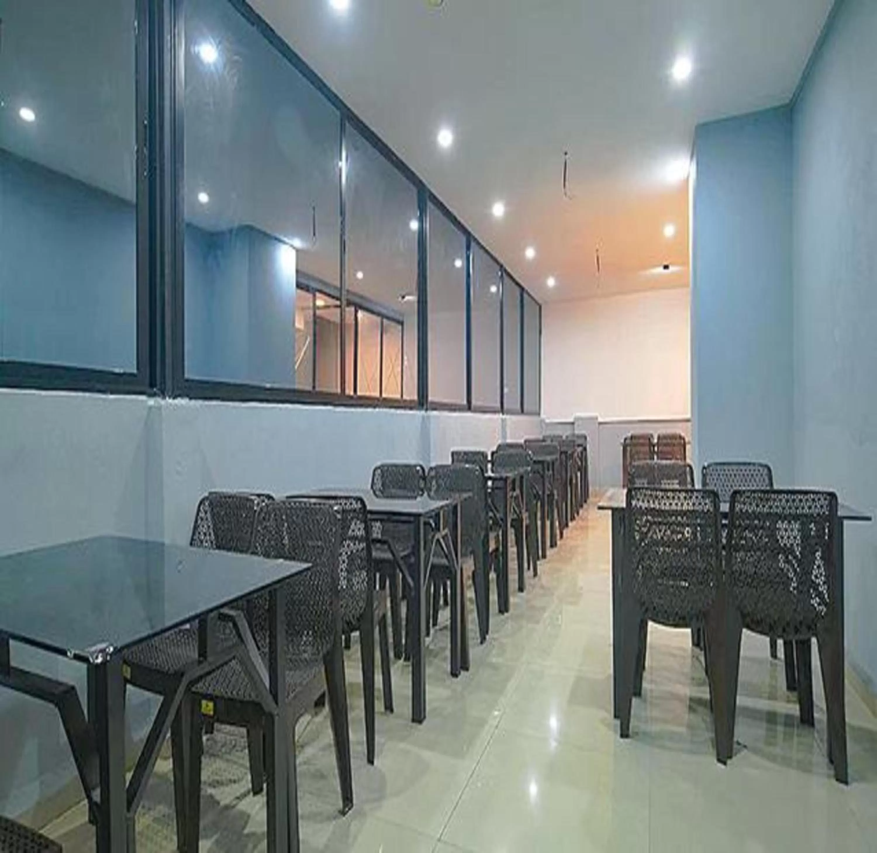 Restaurant/places to eat in FabHotel Destiny 54