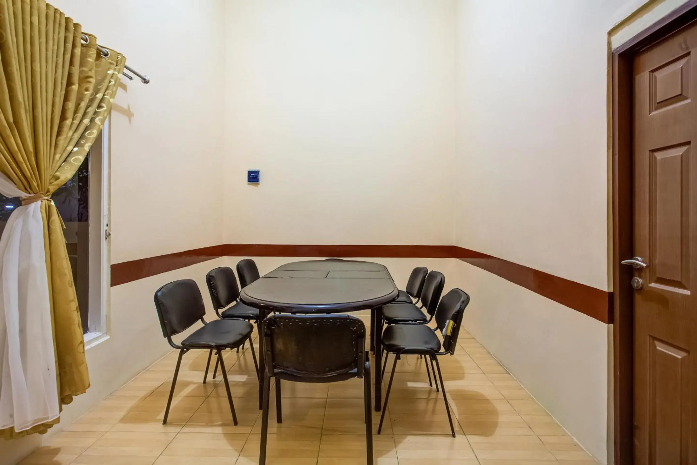 Meeting/conference room, Dining Area in OYO 3148 Sofia Homestay Syariah