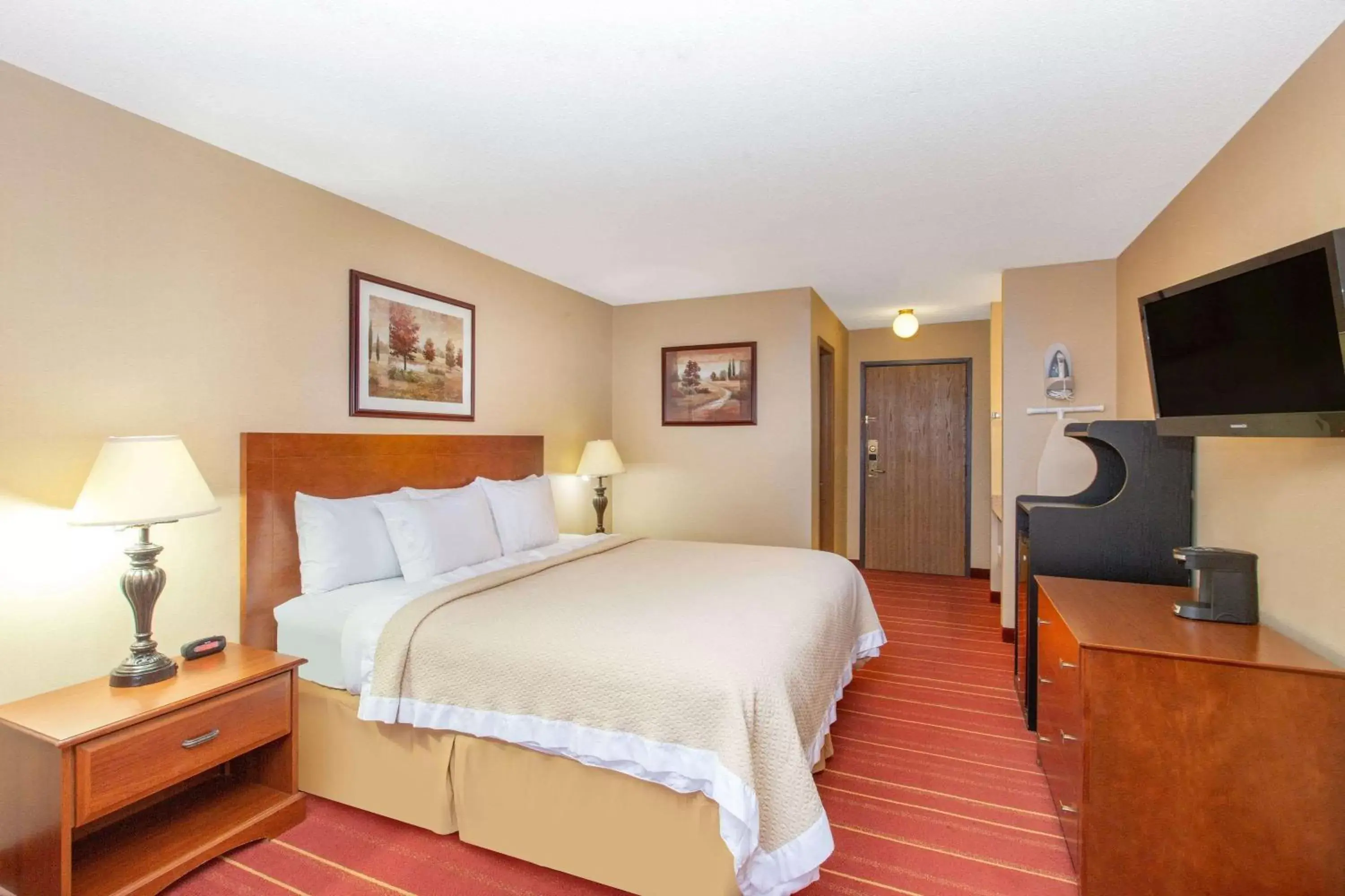 Photo of the whole room, Bed in Days Inn by Wyndham Salina I-70